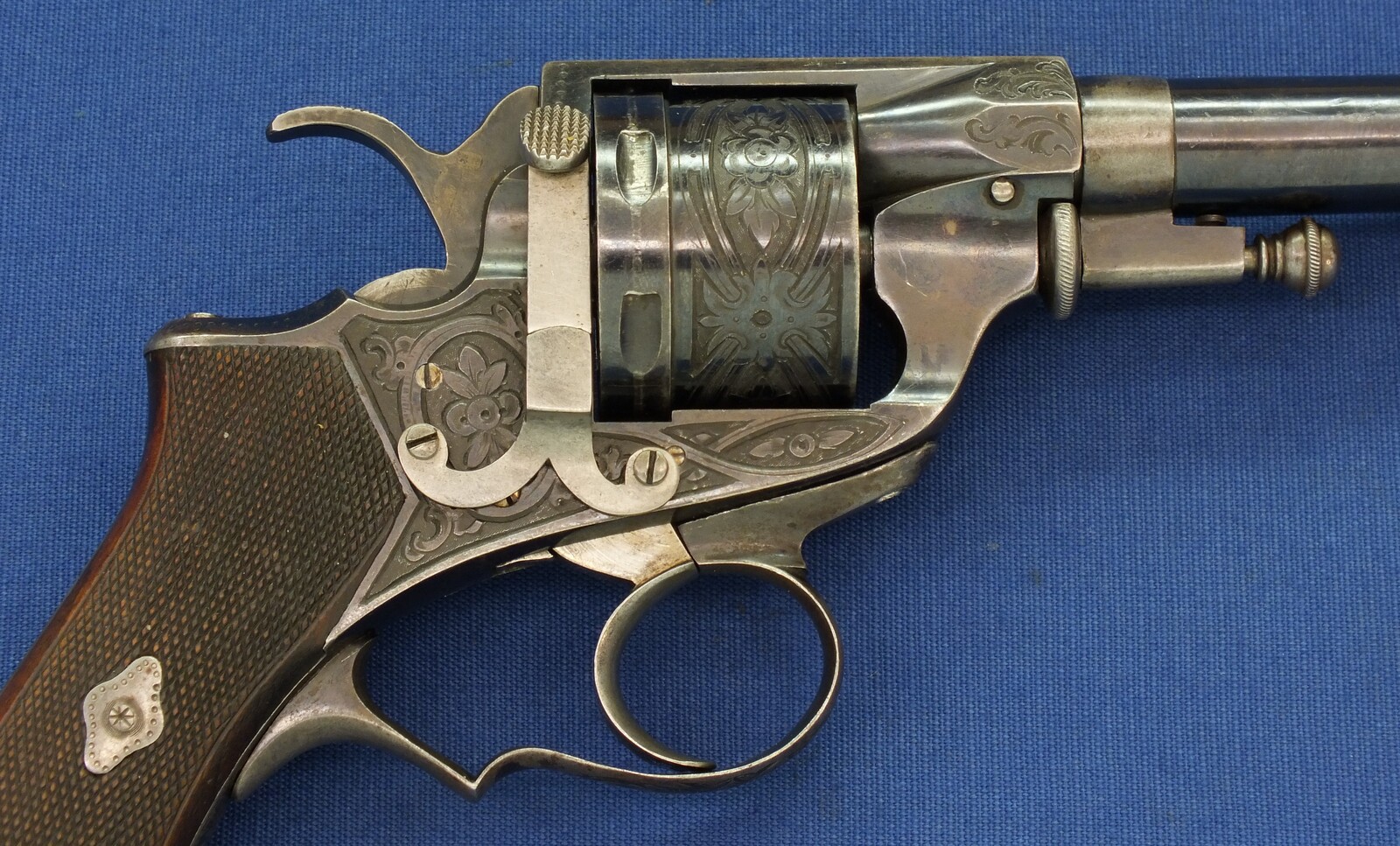 An antique Oak cased Liege made engraved Perrin Model 1865 Single and double action 6 shot Revolver. Caliber 11mm Perrin. Length 31,5cm. In very good condition.