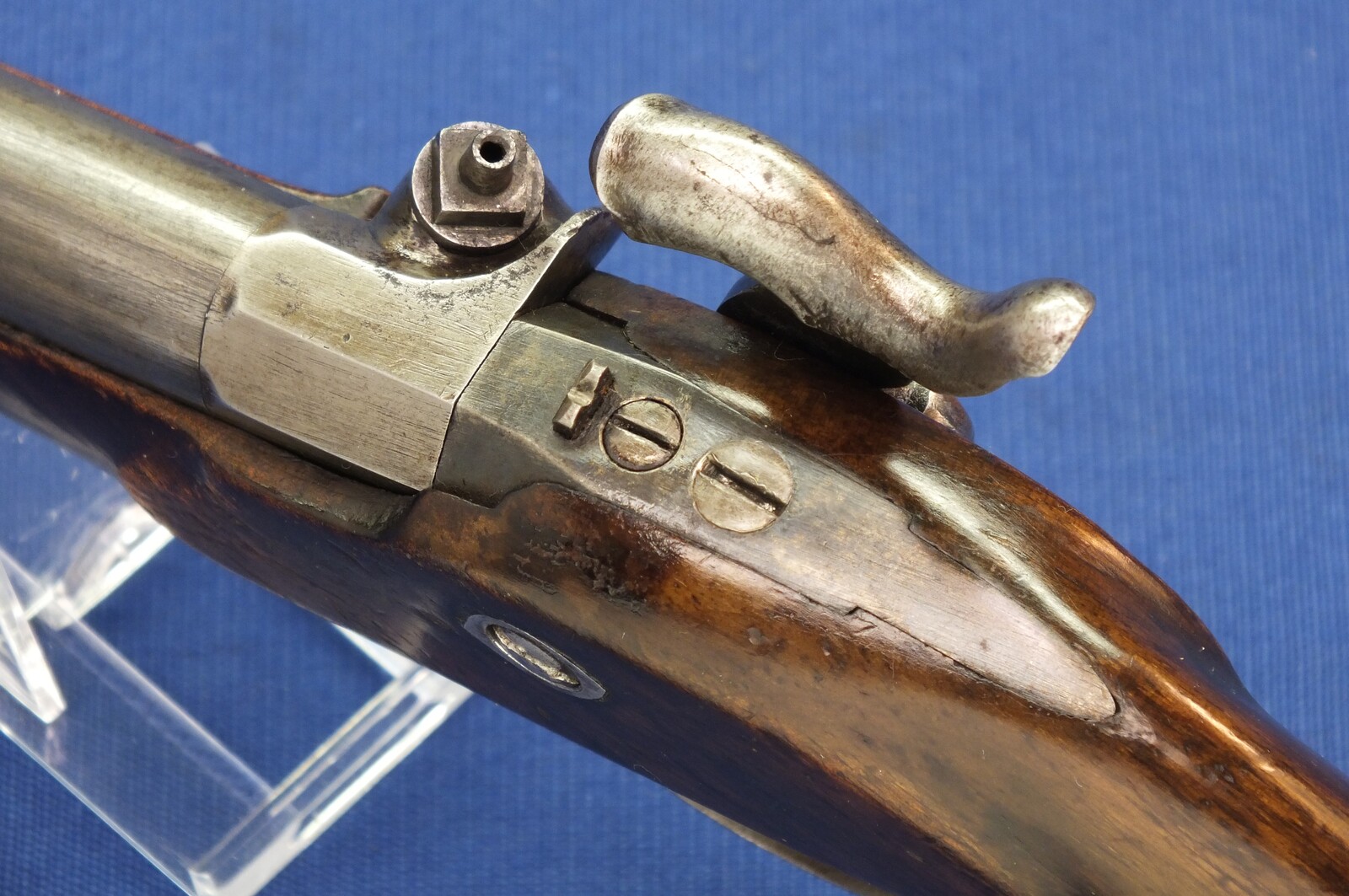 An antique probably Swiss Percussion Pistol with a very rare lock sytem, caliber 10 mm rifled, length 28 cm, adjustable rear-sight, in very good condition. Price 550 euro