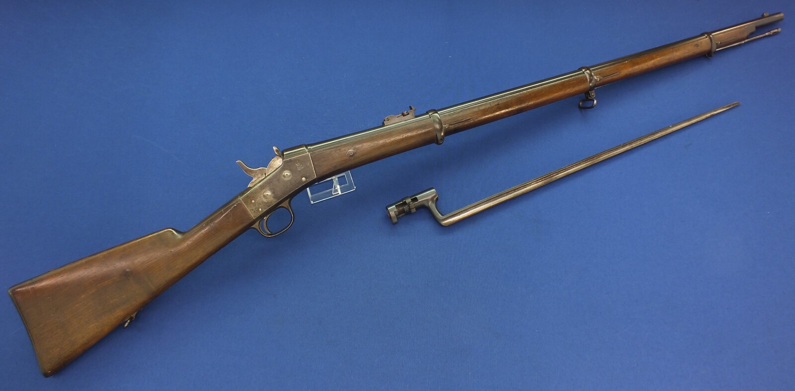 An antique Spanish Remington Rolling Block Infantry Rifle Model 1871-89 with Bayonet. Caliber 11,4X58R Spanish Reformado. Length 132cm. In very good/near mint condition. Price 1.650 euro.