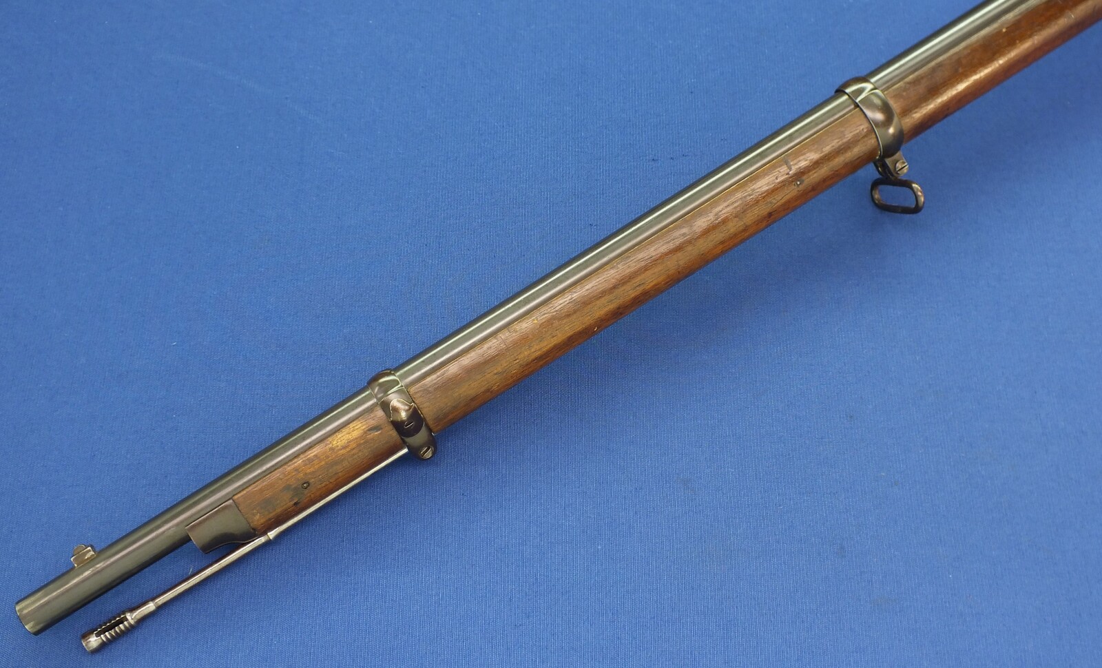 An antique Spanish Remington Rolling Block Infantry Rifle Model 1871-89 with Bayonet. Caliber 11,4X58R Spanish Reformado. Length 132cm. In very good/near mint condition. Price 1.650 euro.