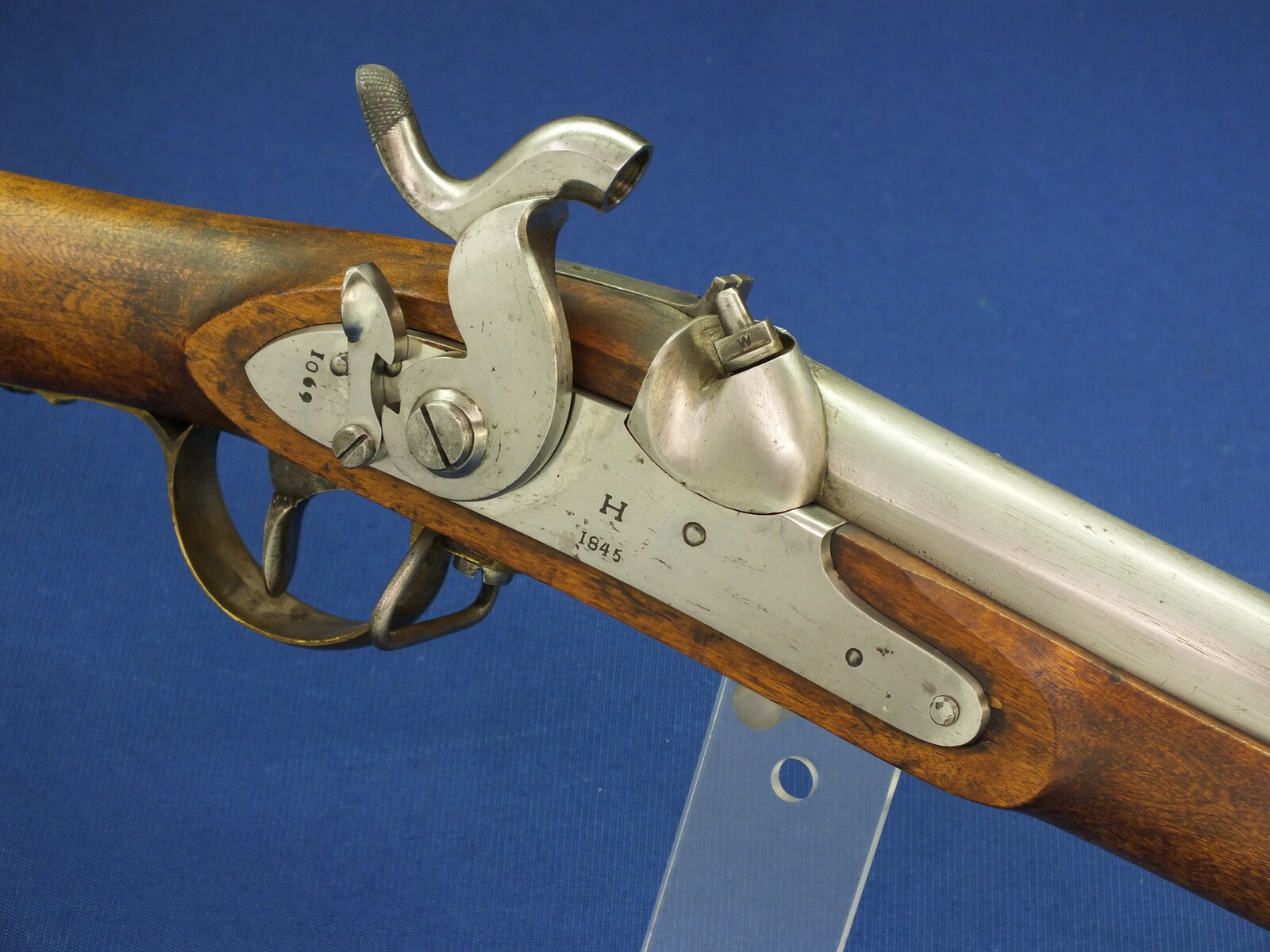 An antique Swedish Military Model 1845-54 Percussion Musket for Minié bullet. Made by Huskvarna 1845. Caliber 18,5mm, length 147cm. In near mint condition. Price 1.550 euro