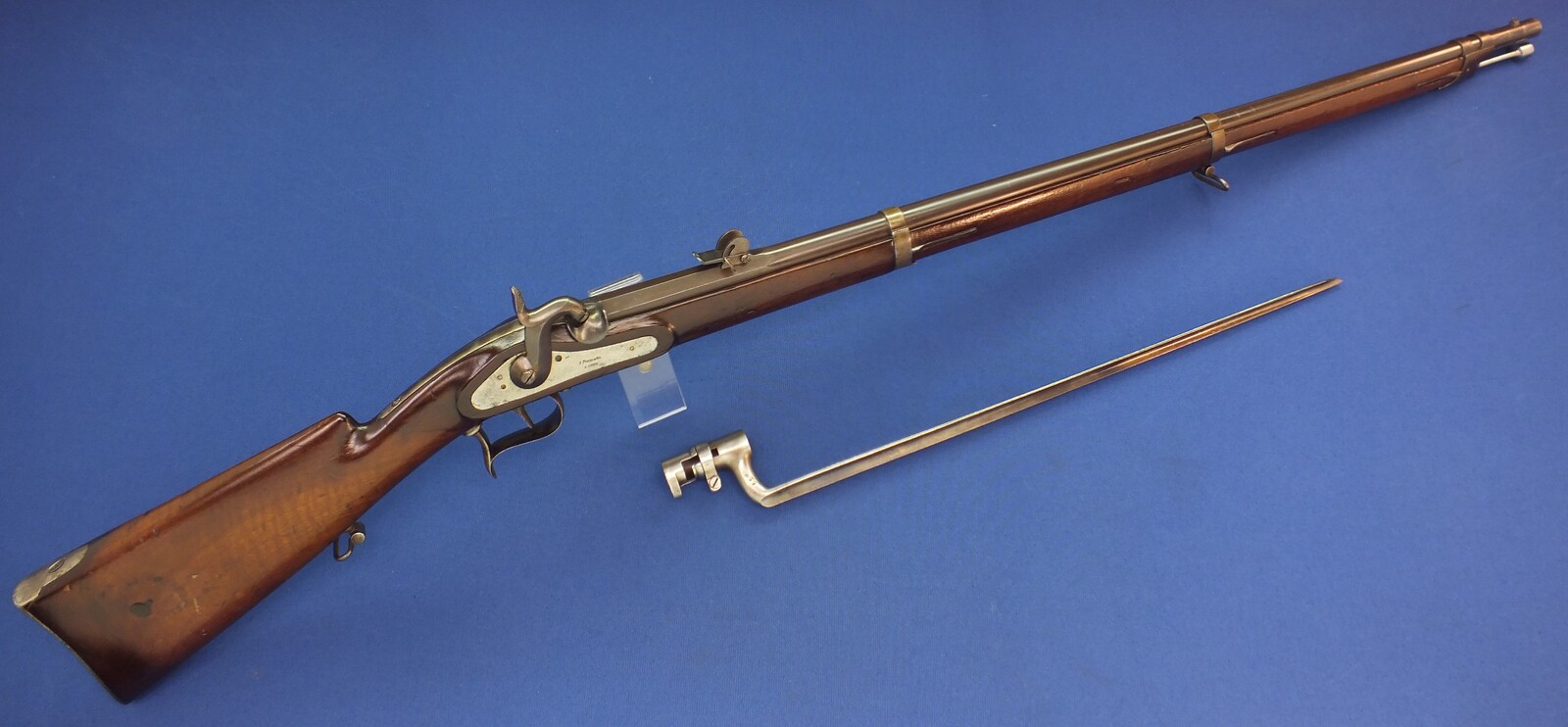 An antique Swiss Infantry percussion Rifle model 1863 by A. Francotte a Liege with Bayonet. Barrel 93cm. Caliber 10,5mm. Length 133cm. In good/very good condition. Price 850 euro