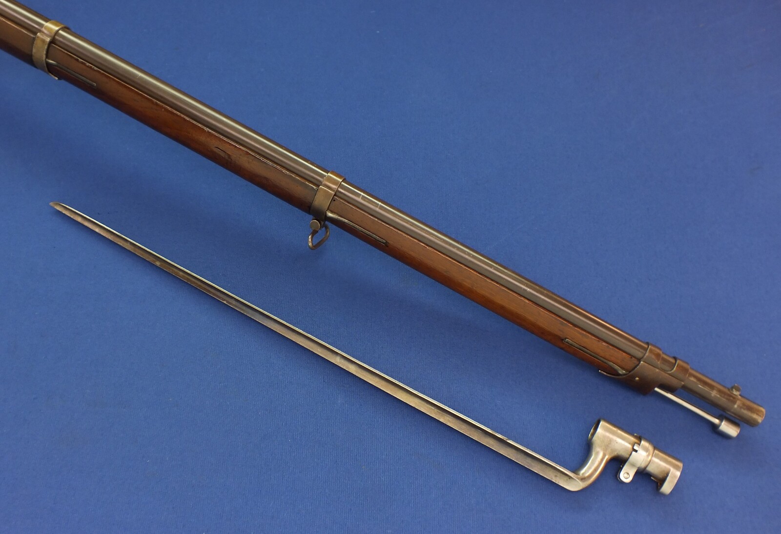 An antique Swiss Infantry percussion Rifle model 1863 by A. Francotte a Liege with Bayonet. Barrel 93cm. Caliber 10,5mm. Length 133cm. In good/very good condition. Price 850 euro