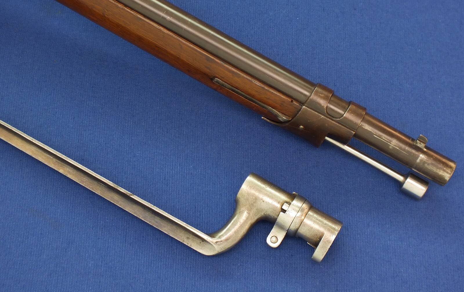 An antique Swiss Infantry percussion Rifle model 1863 by A. Francotte a Liege with Bayonet. Barrel 93cm. Caliber 10,5mm. Length 133cm. In good/very good condition. Price 850 euro