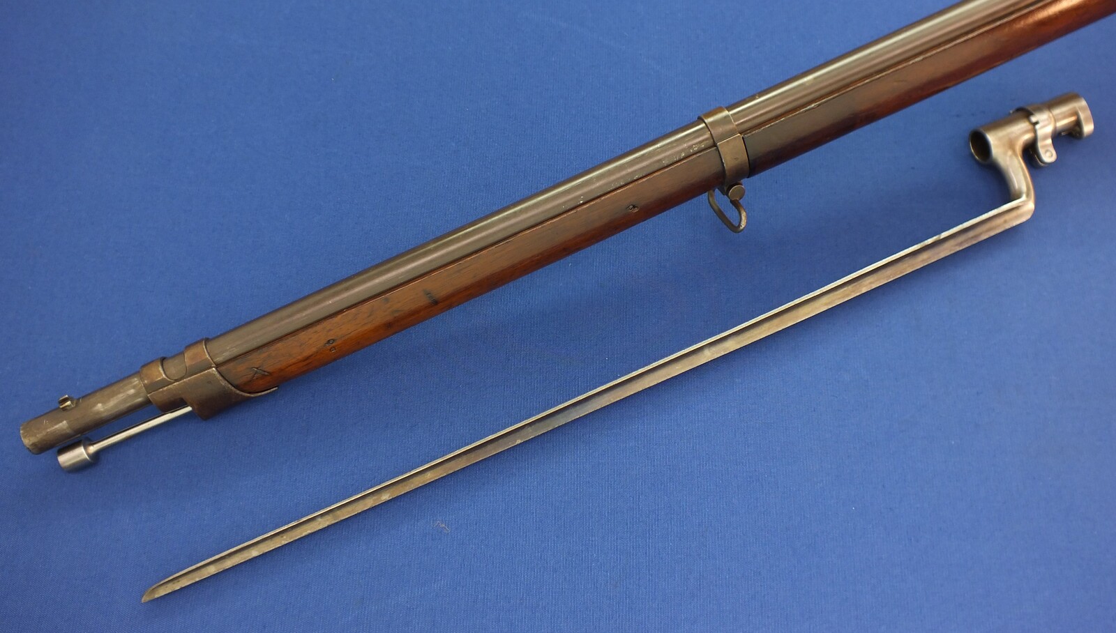 An antique Swiss Infantry percussion Rifle model 1863 by A. Francotte a Liege with Bayonet. Barrel 93cm. Caliber 10,5mm. Length 133cm. In good/very good condition. Price 850 euro