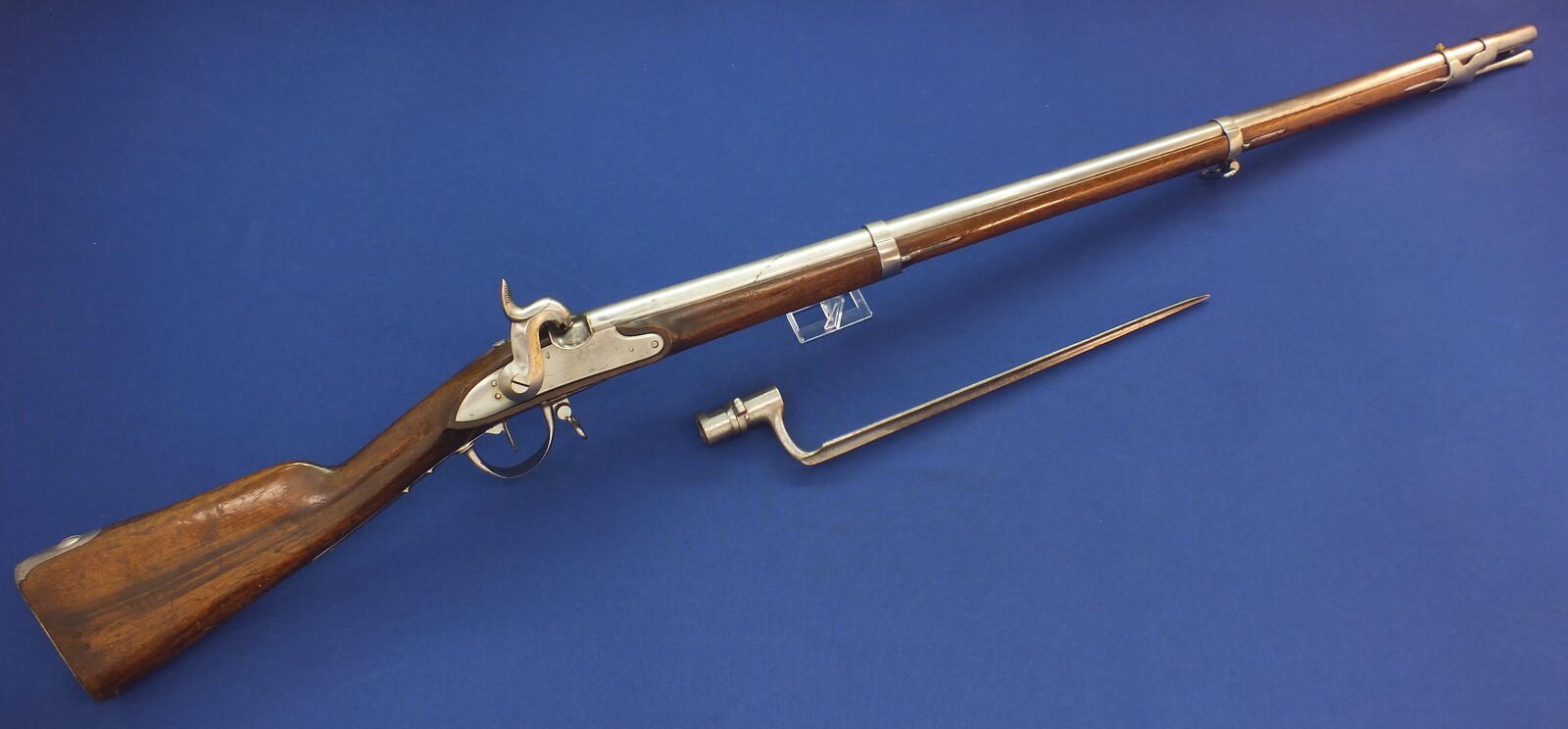 An antique Swiss Infantry Rifle Model 1817 converted in 1842 to Percussion with Bayonet. Caliber 17,5mm smooth. Barrel 108,5cm. Length 148cm. In very good condition. Price 1.350 euro.