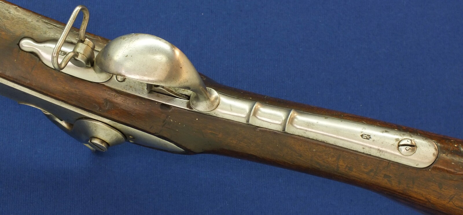 An antique Swiss Infantry Rifle Model 1817 converted in 1842 to Percussion with Bayonet. Caliber 17,5mm smooth. Barrel 108,5cm. Length 148cm. In very good condition. Price 1.350 euro.