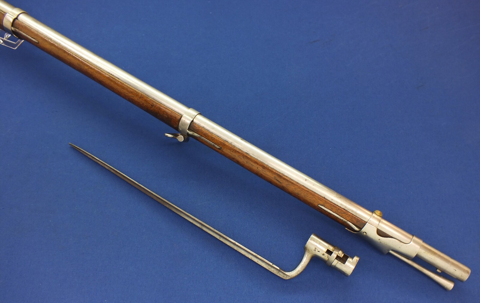 An antique Swiss Infantry Rifle Model 1817 converted in 1842 to Percussion with Bayonet. Caliber 17,5mm smooth. Barrel 108,5cm. Length 148cm. In very good condition. Price 1.350 euro.