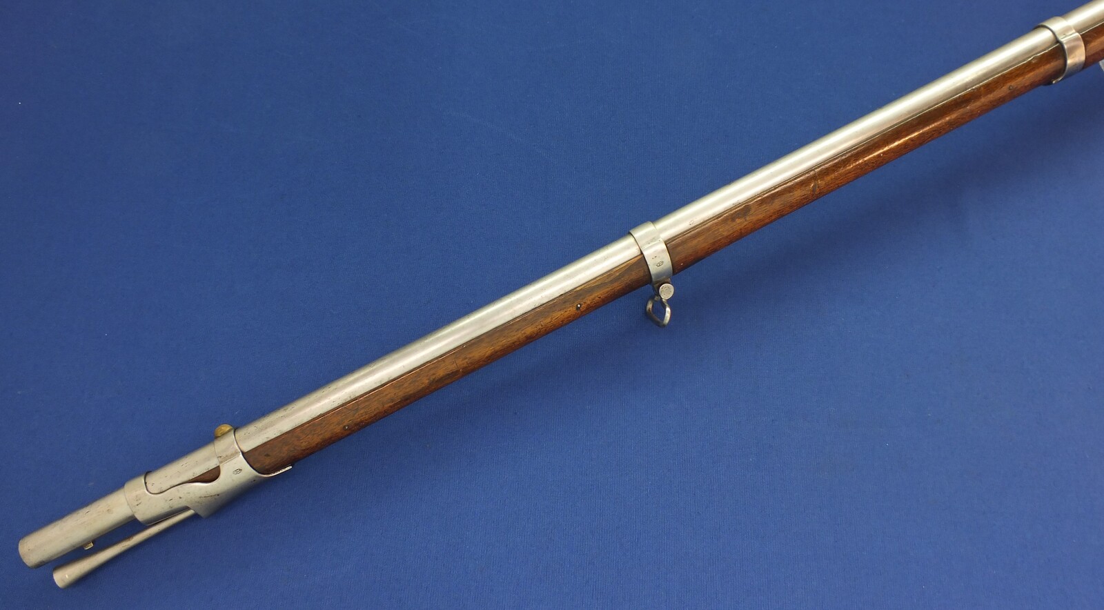 An antique Swiss Infantry Rifle Model 1817 converted in 1842 to Percussion with Bayonet. Caliber 17,5mm smooth. Barrel 108,5cm. Length 148cm. In very good condition. Price 1.350 euro.