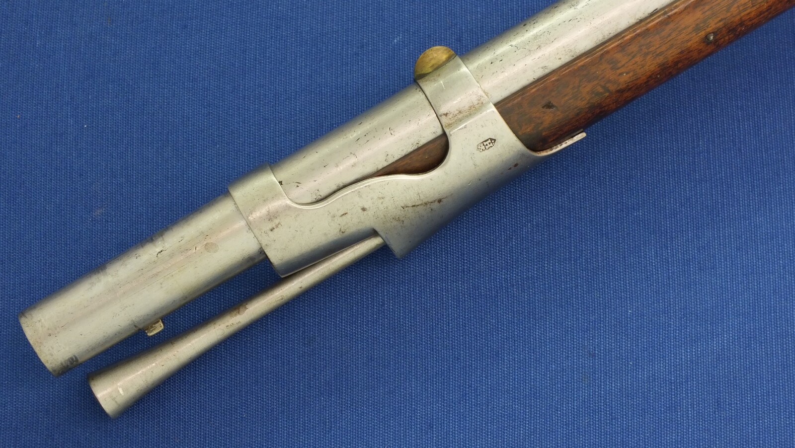 An antique Swiss Infantry Rifle Model 1817 converted in 1842 to Percussion with Bayonet. Caliber 17,5mm smooth. Barrel 108,5cm. Length 148cm. In very good condition. Price 1.350 euro.