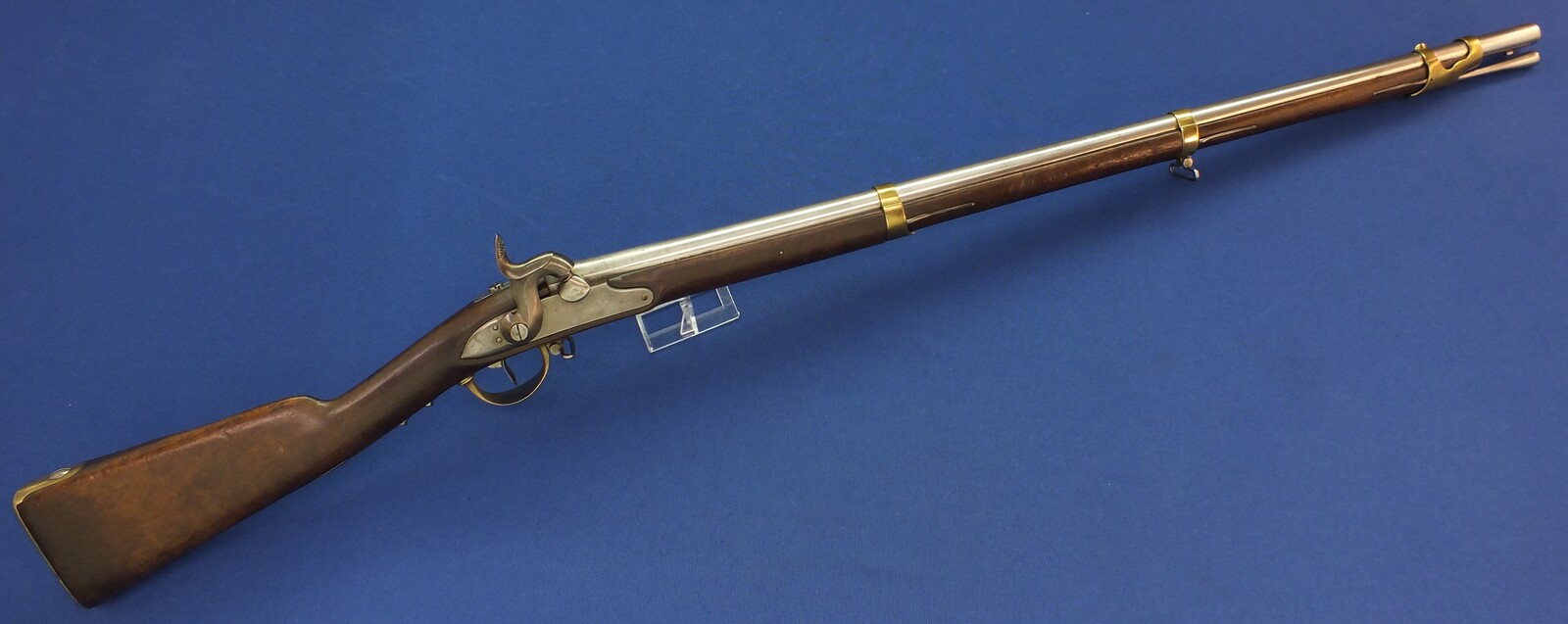 An antique Swiss Model 1817 Cadet rifle/Kadettengewehr converted to Percussion. Barrel 81,5cm with St. Etienne mark. Length 117cm. In very good condition. Price 950 euro.