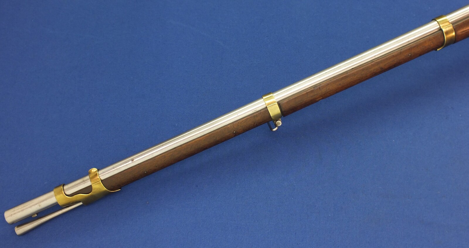 An antique Swiss Model 1817 Cadet rifle/Kadettengewehr converted to Percussion. Barrel 81,5cm with St. Etienne mark. Length 117cm. In very good condition. Price 950 euro.