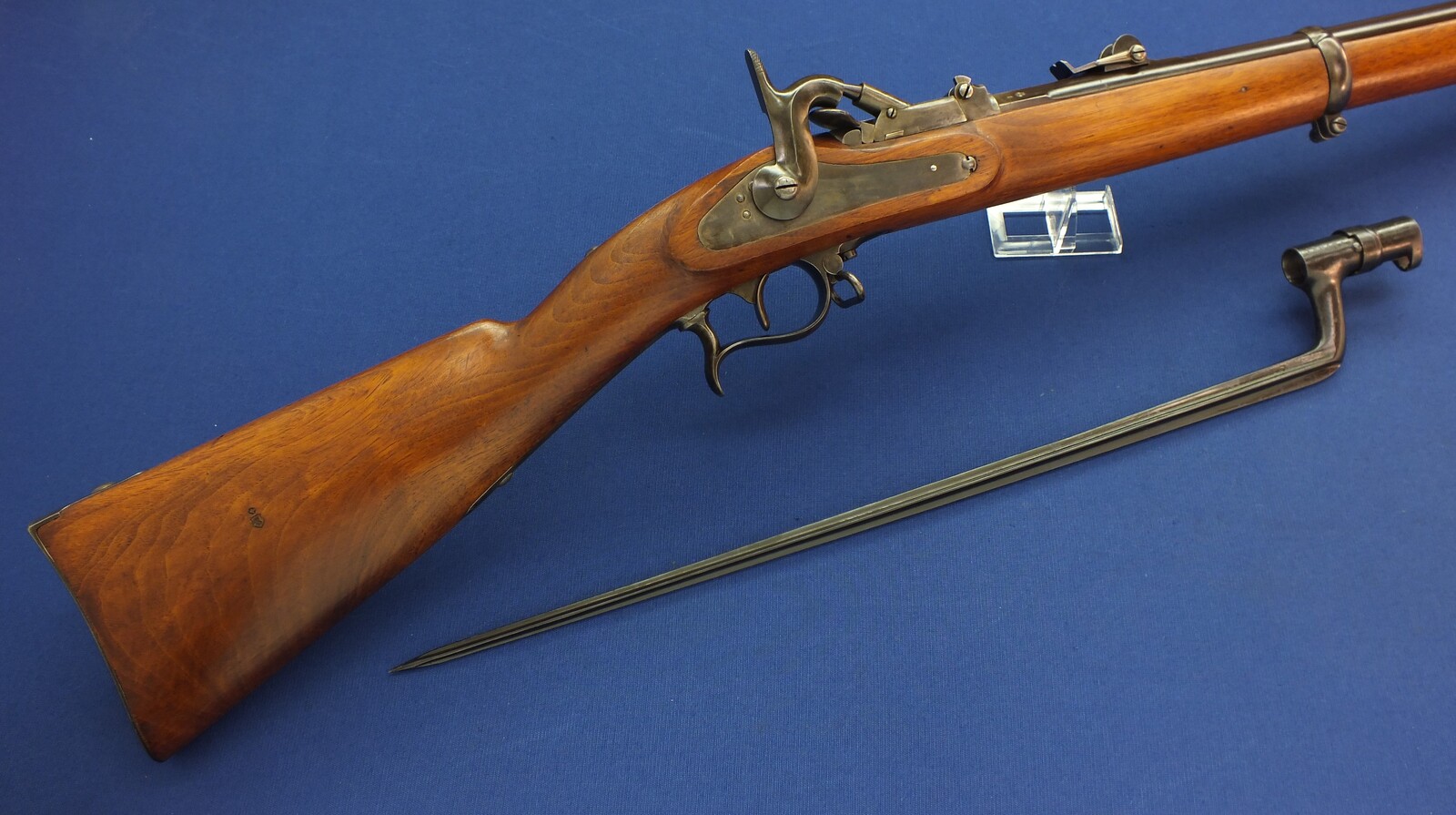 An antique Swiss Neuhausen Model 1863/67 Milbank-Amsler conversion Infantry Rifle with Bayonet. Caliber 10,5mm Rimfire. Length 139cm. In near mint condition. Price 1.450 euro.