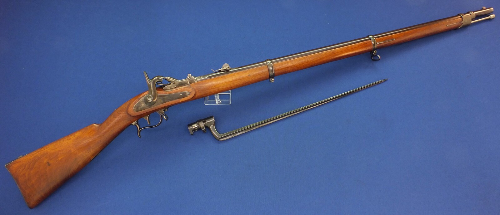 An antique Swiss Neuhausen Model 1863/67 Milbank-Amsler conversion Infantry Rifle with Bayonet. Caliber 10,5mm Rimfire. Length 139cm. In near mint condition. Price 1.450 euro.