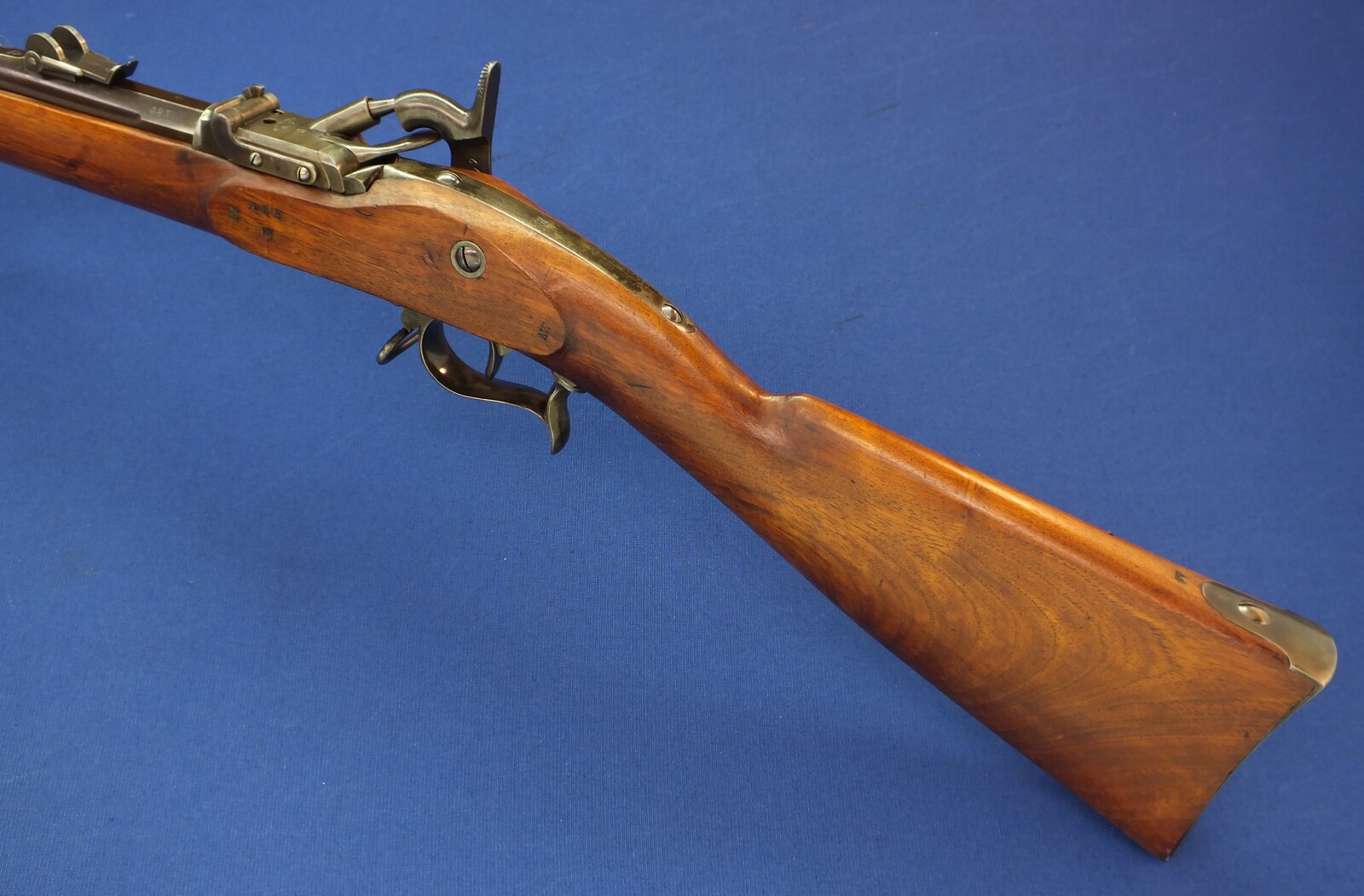 An antique Swiss Neuhausen Model 1863/67 Milbank-Amsler conversion Infantry Rifle with Bayonet. Caliber 10,5mm Rimfire. Length 139cm. In near mint condition. Price 1.450 euro.