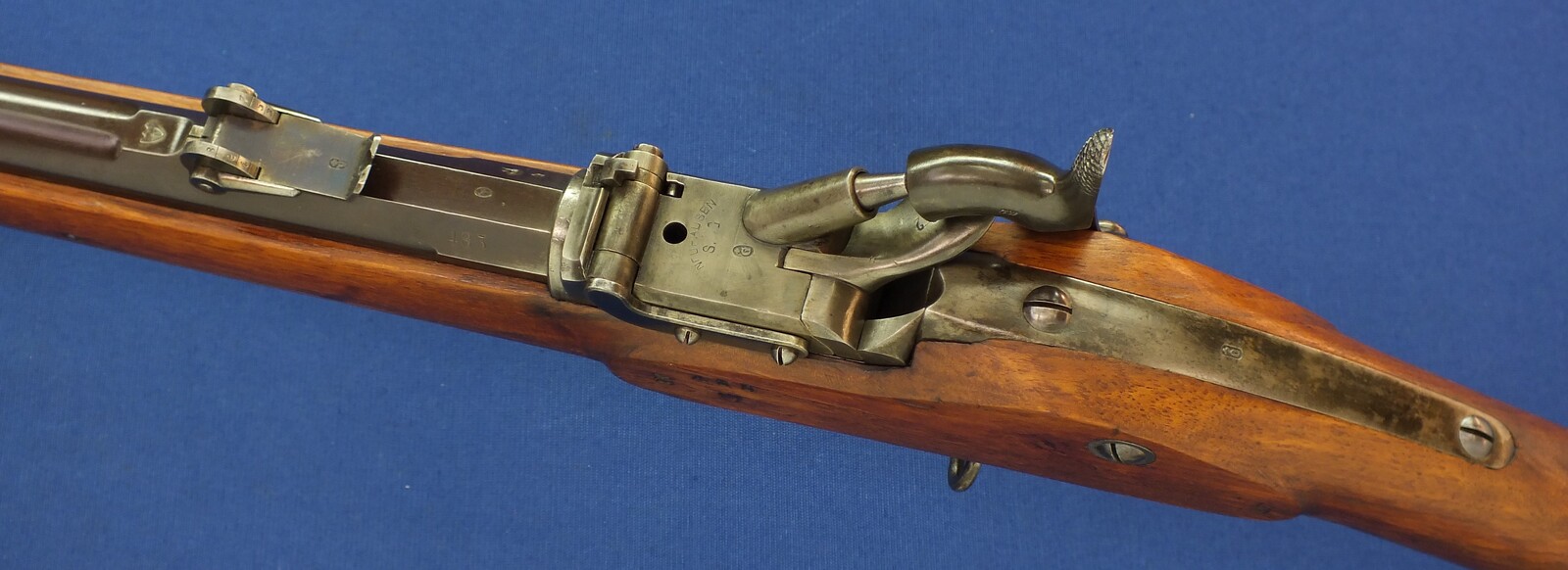 An antique Swiss Neuhausen Model 1863/67 Milbank-Amsler conversion Infantry Rifle with Bayonet. Caliber 10,5mm Rimfire. Length 139cm. In near mint condition. Price 1.450 euro.