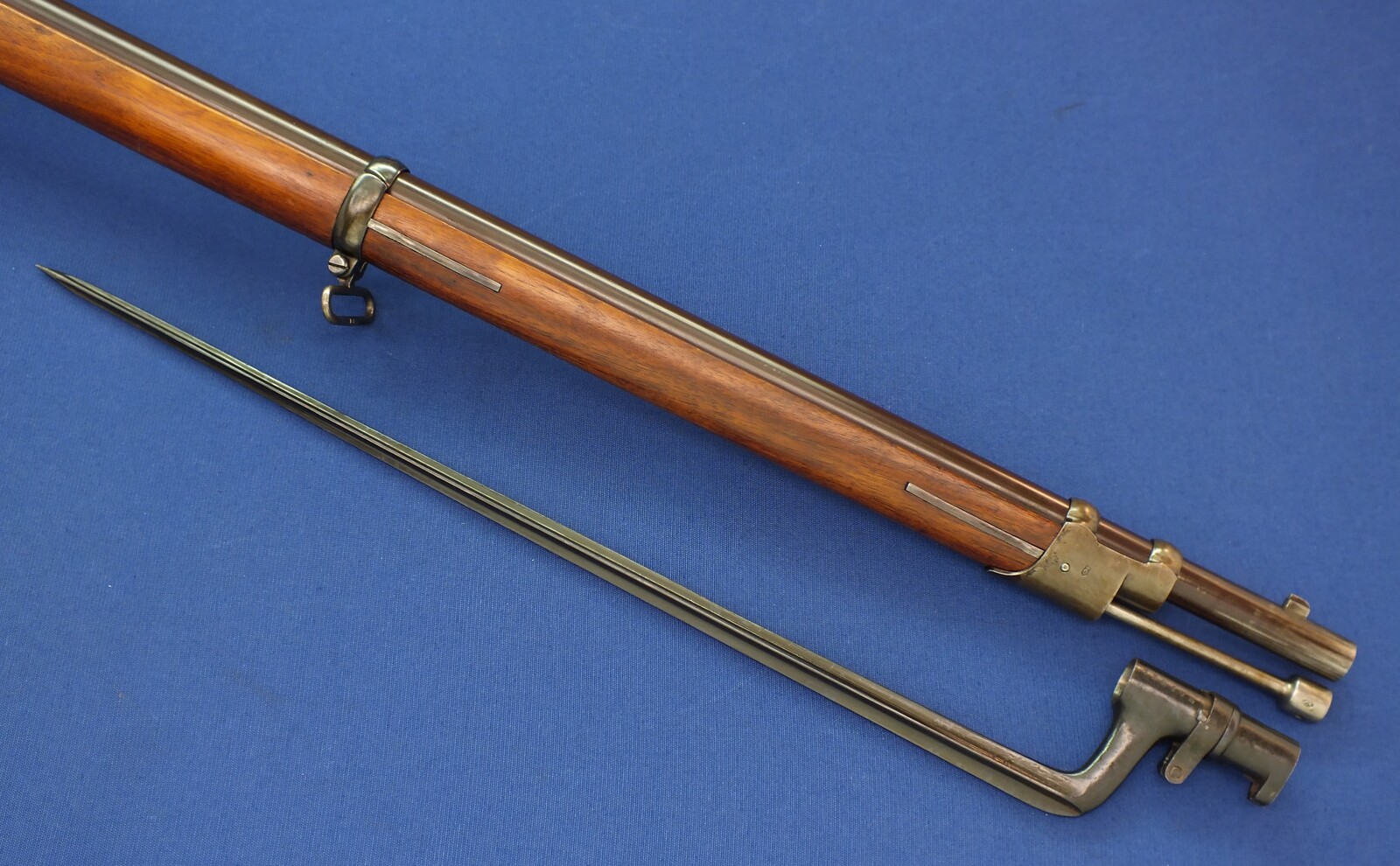 An antique Swiss Neuhausen Model 1863/67 Milbank-Amsler conversion Infantry Rifle with Bayonet. Caliber 10,5mm Rimfire. Length 139cm. In near mint condition. Price 1.450 euro.