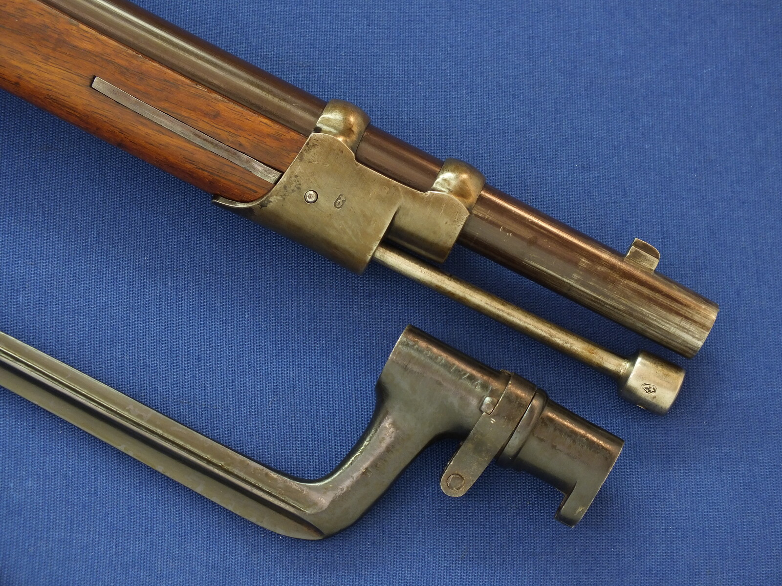 An antique Swiss Neuhausen Model 1863/67 Milbank-Amsler conversion Infantry Rifle with Bayonet. Caliber 10,5mm Rimfire. Length 139cm. In near mint condition. Price 1.450 euro.