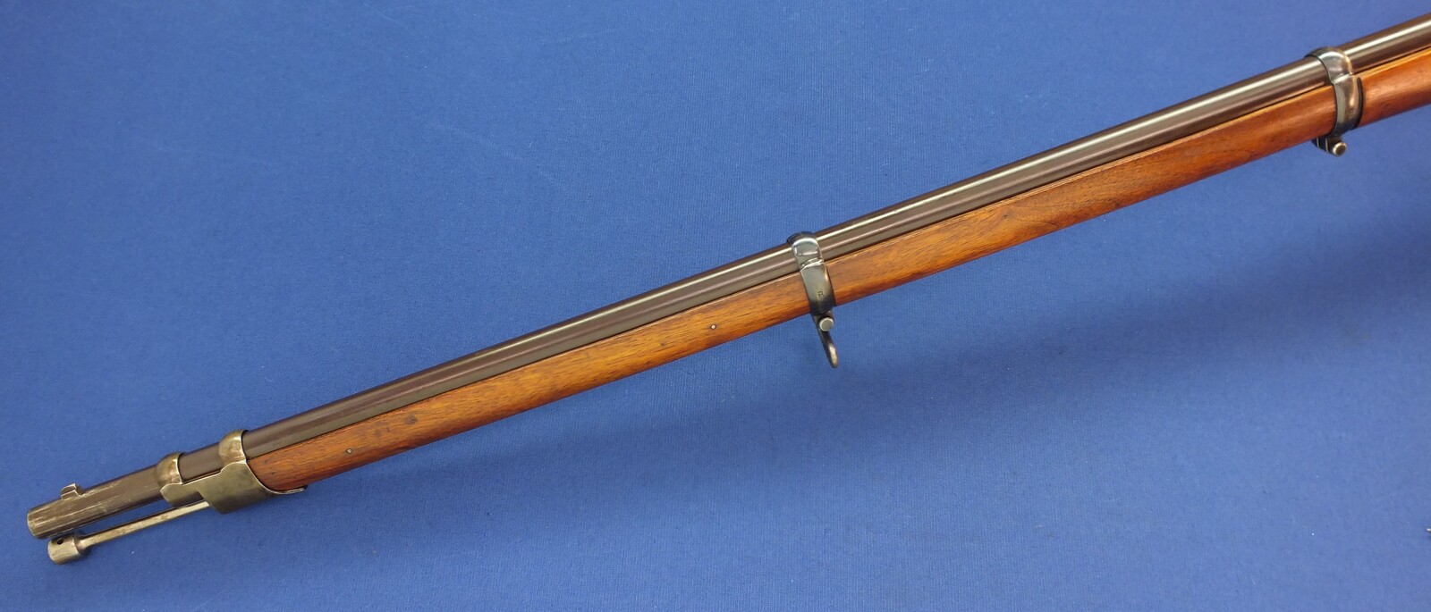 An antique Swiss Neuhausen Model 1863/67 Milbank-Amsler conversion Infantry Rifle with Bayonet. Caliber 10,5mm Rimfire. Length 139cm. In near mint condition. Price 1.450 euro.