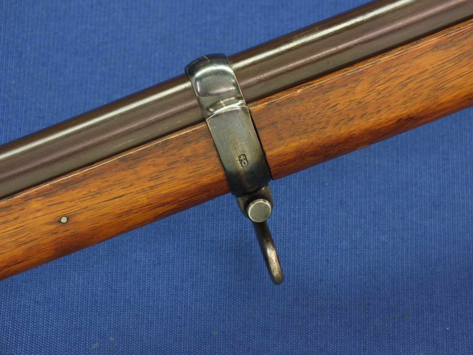 An antique Swiss Neuhausen Model 1863/67 Milbank-Amsler conversion Infantry Rifle with Bayonet. Caliber 10,5mm Rimfire. Length 139cm. In near mint condition. Price 1.450 euro.