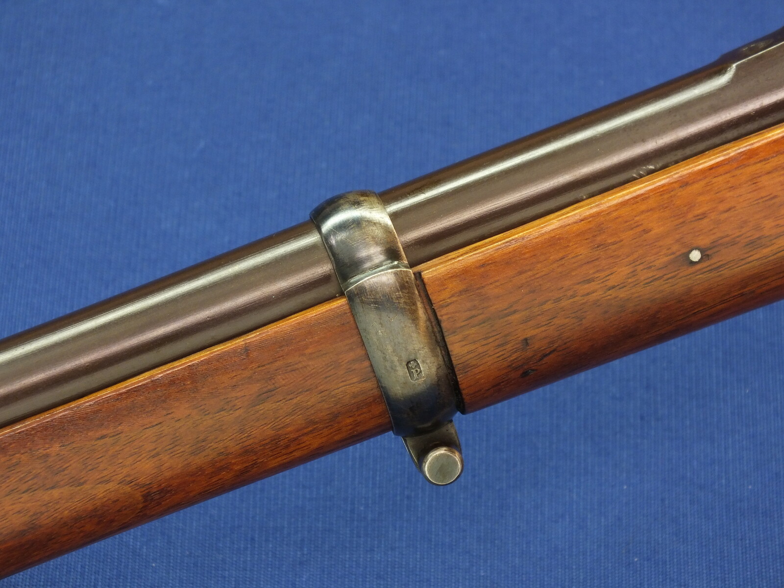 An antique Swiss Neuhausen Model 1863/67 Milbank-Amsler conversion Infantry Rifle with Bayonet. Caliber 10,5mm Rimfire. Length 139cm. In near mint condition. Price 1.450 euro.