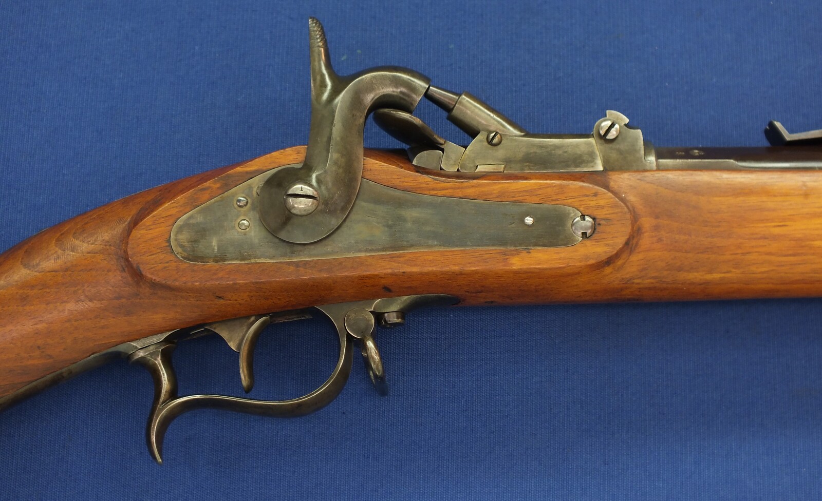 An antique Swiss Neuhausen Model 1863/67 Milbank-Amsler conversion Infantry Rifle with Bayonet. Caliber 10,5mm Rimfire. Length 139cm. In near mint condition. Price 1.450 euro.