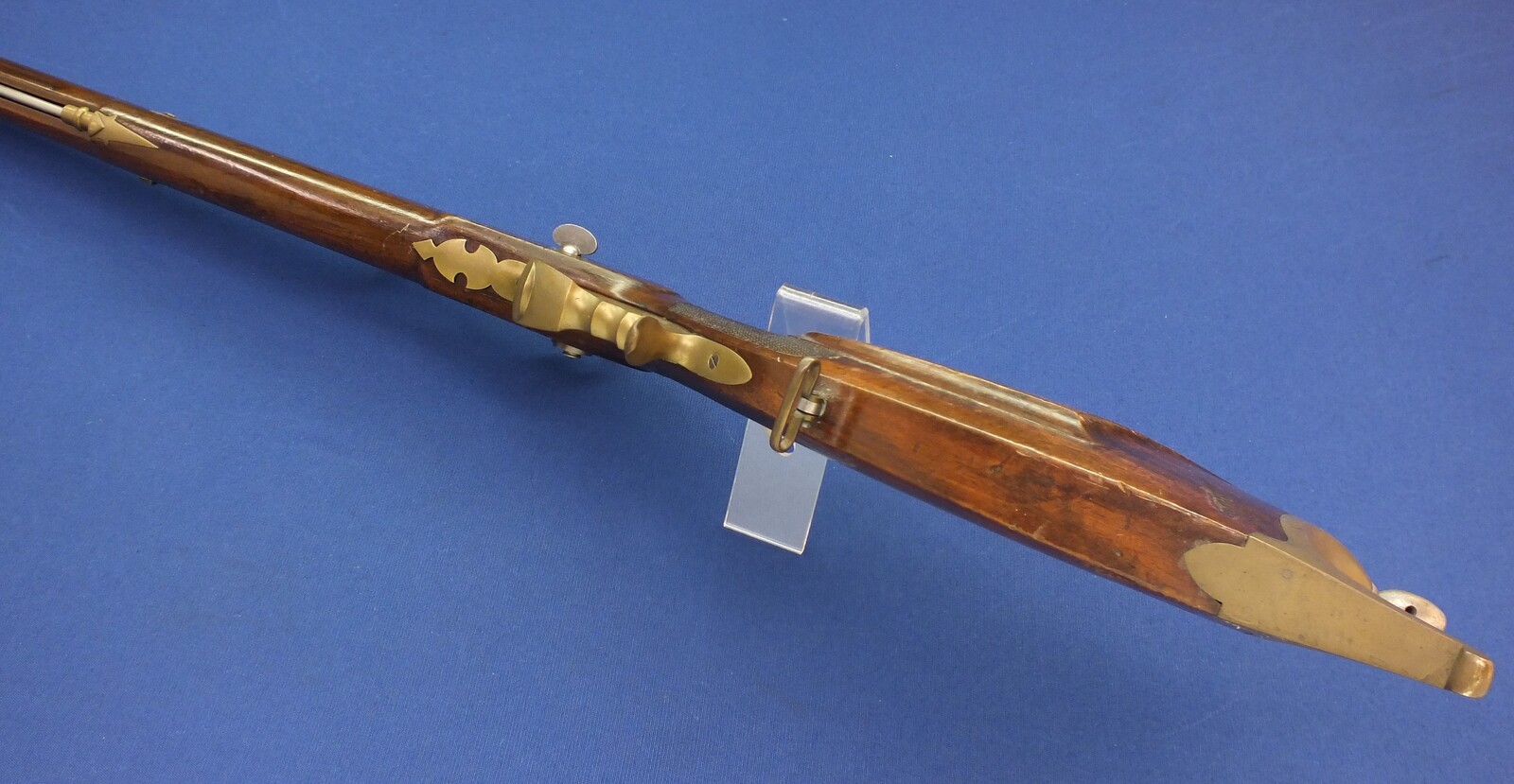 An antique Swiss Percussion Rifle signed De Pierre Gross a Jussy, caliber 17 mm rifled, length 125 cm, in very good condition. Price 1.900 euro