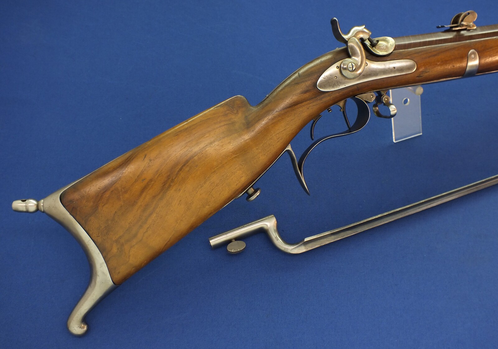 An antique Swiss percussion Stutzer sharpshooters Rifle with bayonet. Set-triggers. Caliber 16mm. 90 cm octagonal Damast barrel. Length 131cm. In very good condition. Price 1.450 euro.