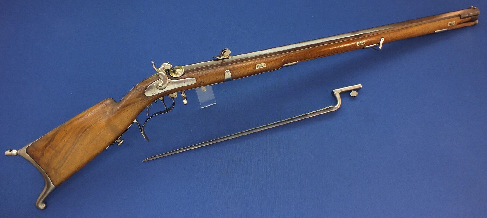 An antique Swiss percussion Stutzer sharpshooters Rifle with bayonet. Set-triggers. Caliber 16mm. 90 cm octagonal Damast barrel. Length 131cm. In very good condition. Price 1.450 euro.