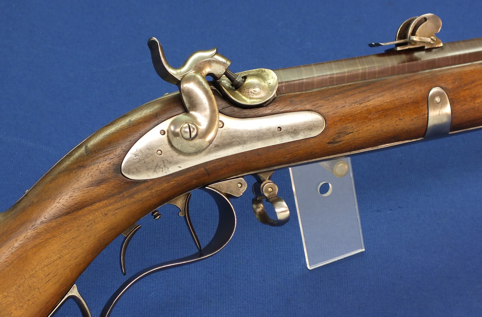 An antique Swiss percussion Stutzer sharpshooters Rifle with bayonet. Set-triggers. Caliber 16mm. 90 cm octagonal Damast barrel. Length 131cm. In very good condition. Price 1.450 euro.