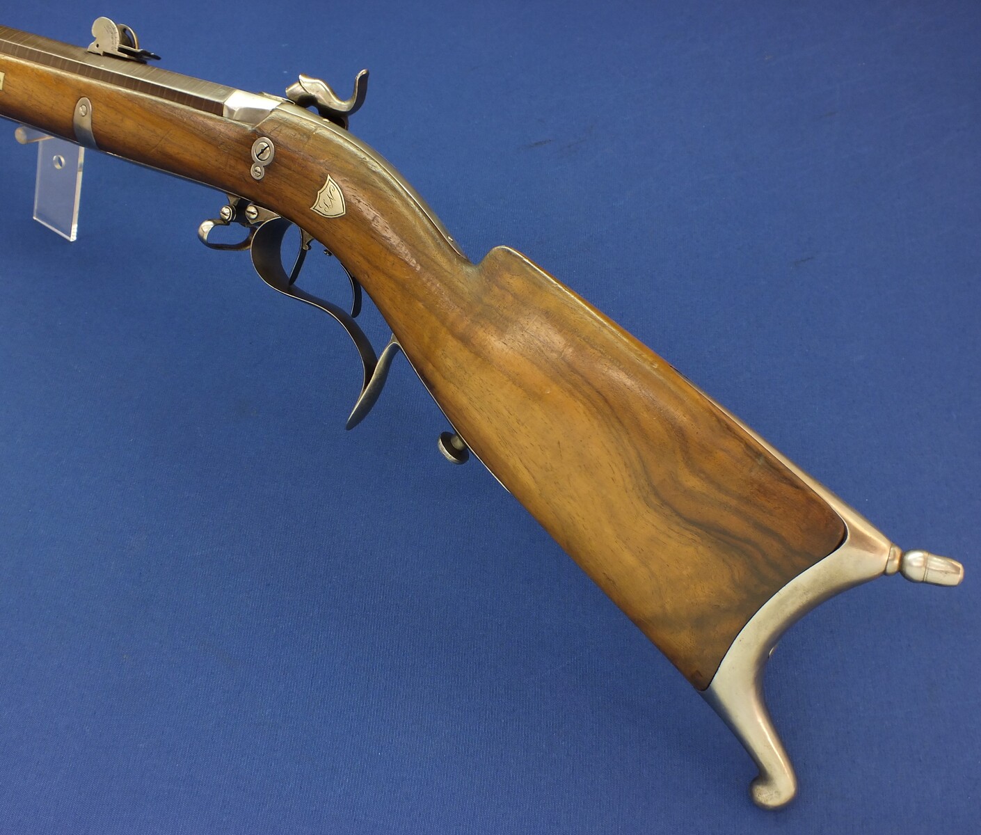 An antique Swiss percussion Stutzer sharpshooters Rifle with bayonet. Set-triggers. Caliber 16mm. 90 cm octagonal Damast barrel. Length 131cm. In very good condition. Price 1.450 euro.