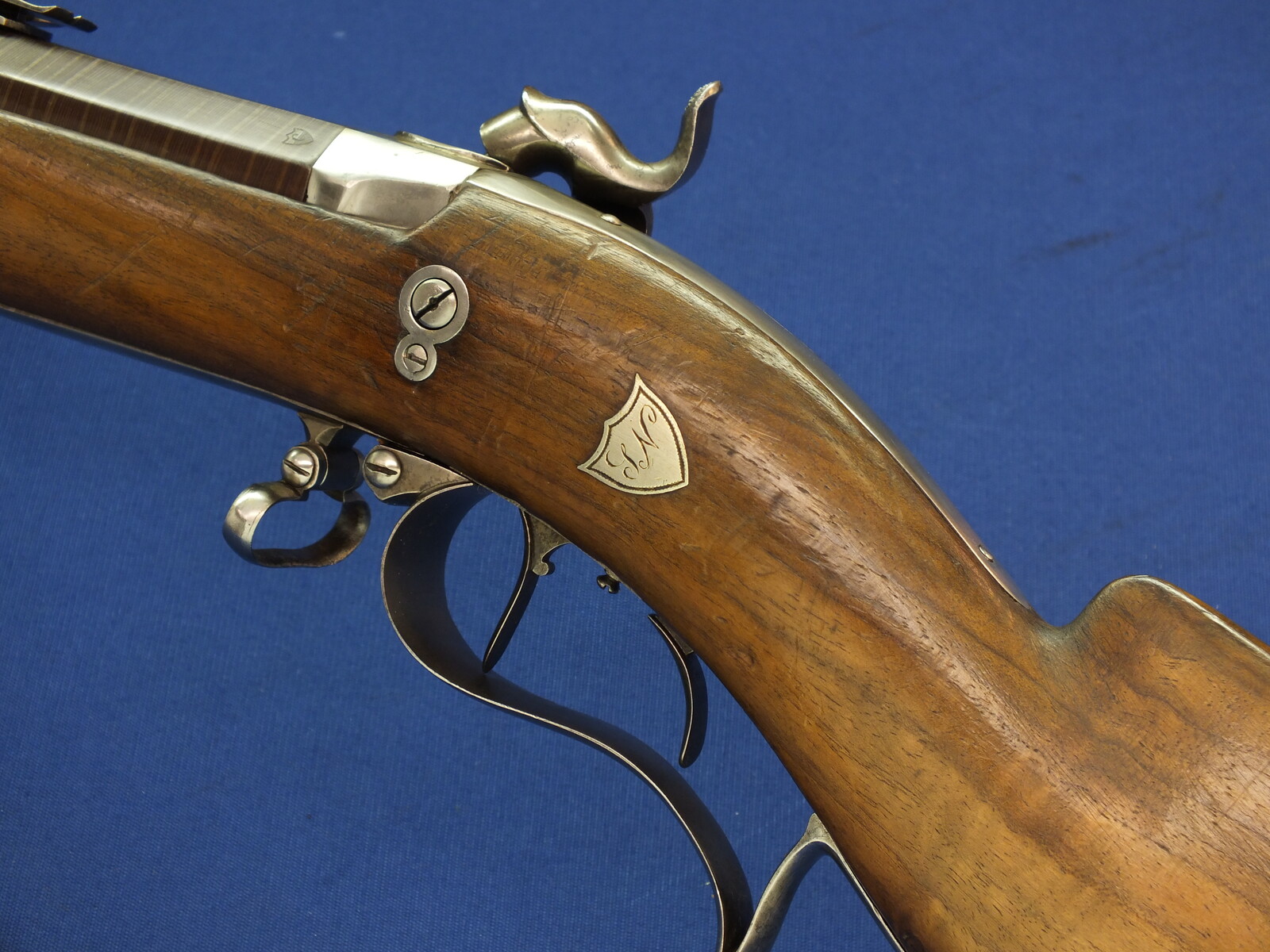 An antique Swiss percussion Stutzer sharpshooters Rifle with bayonet. Set-triggers. Caliber 16mm. 90 cm octagonal Damast barrel. Length 131cm. In very good condition. Price 1.450 euro.