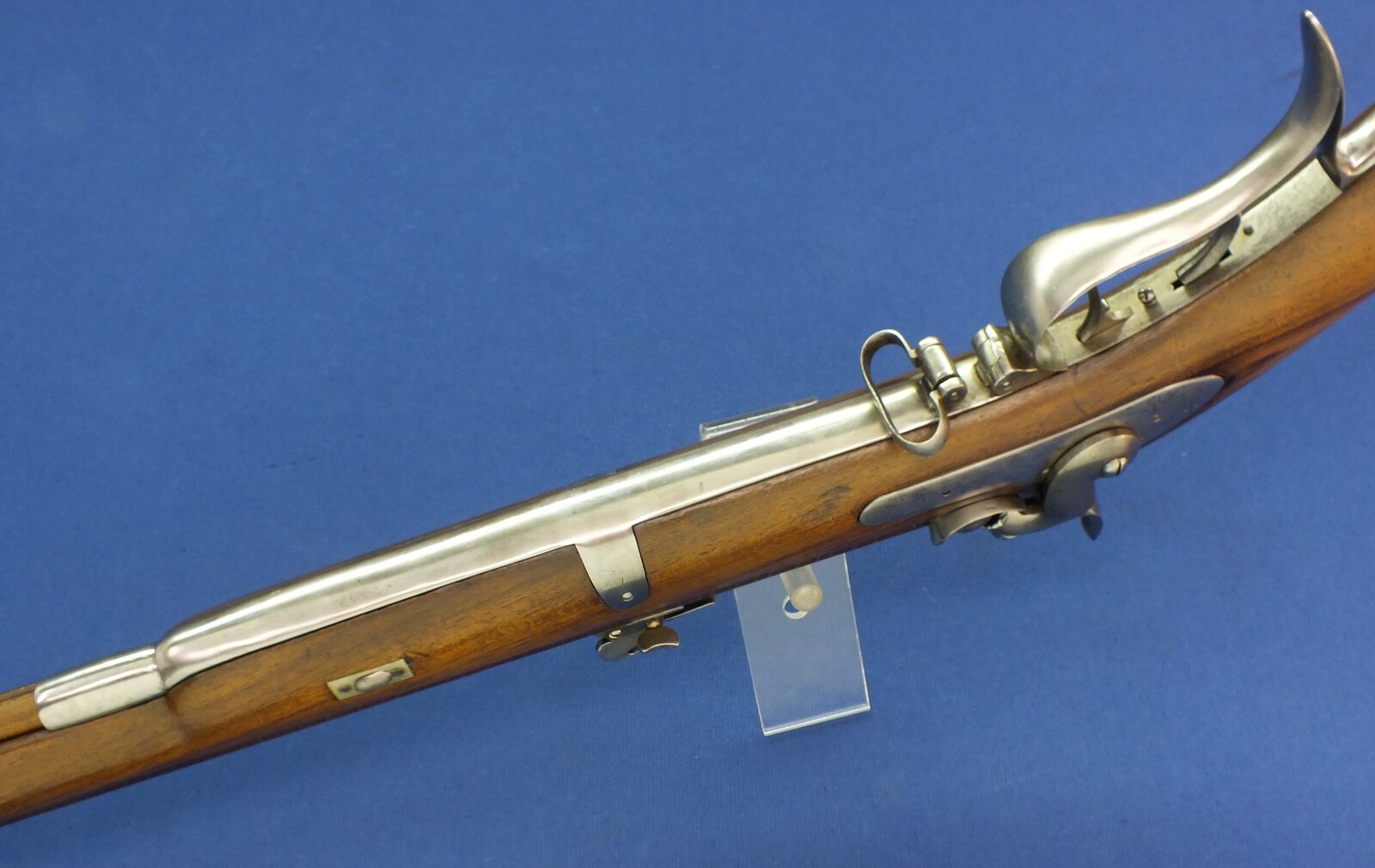 An antique Swiss percussion Stutzer sharpshooters Rifle with bayonet. Set-triggers. Caliber 16mm. 90 cm octagonal Damast barrel. Length 131cm. In very good condition. Price 1.450 euro.