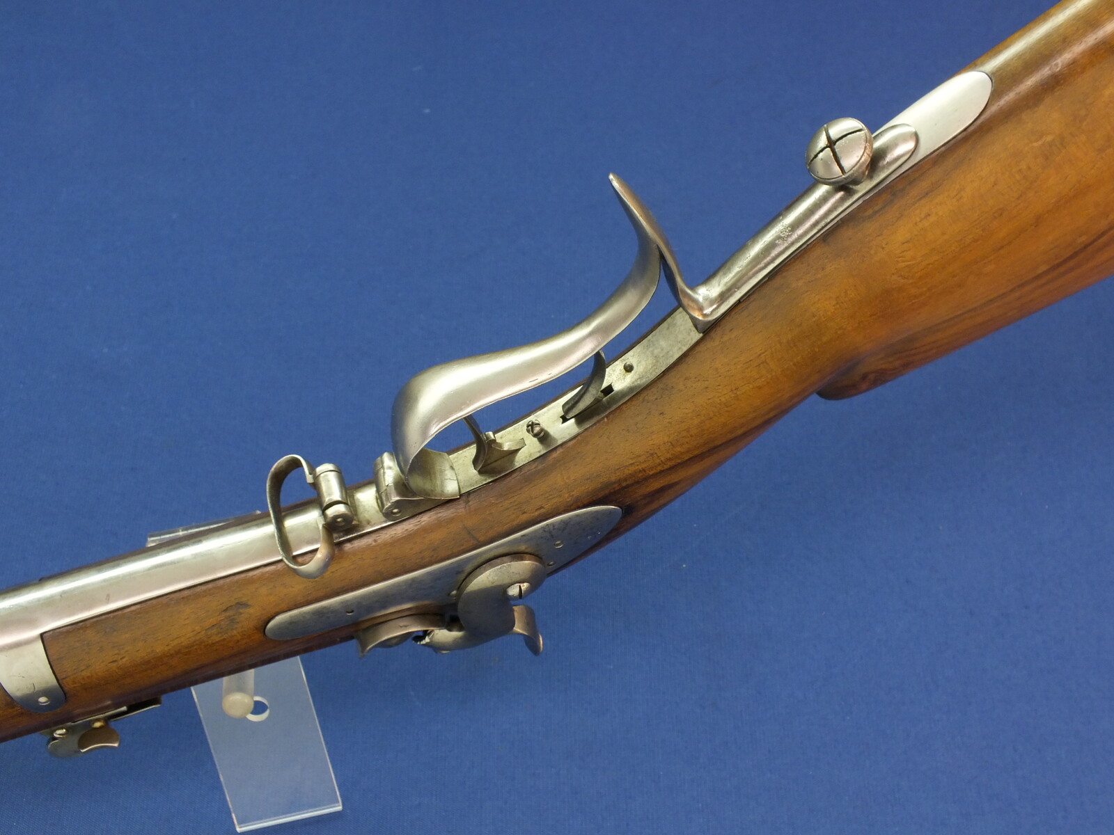 An antique Swiss percussion Stutzer sharpshooters Rifle with bayonet. Set-triggers. Caliber 16mm. 90 cm octagonal Damast barrel. Length 131cm. In very good condition. Price 1.450 euro.