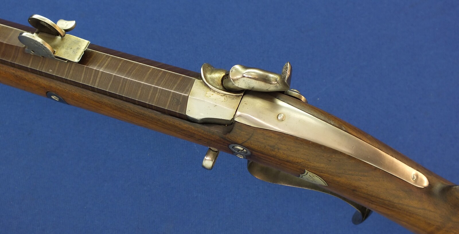 An antique Swiss percussion Stutzer sharpshooters Rifle with bayonet. Set-triggers. Caliber 16mm. 90 cm octagonal Damast barrel. Length 131cm. In very good condition. Price 1.450 euro.