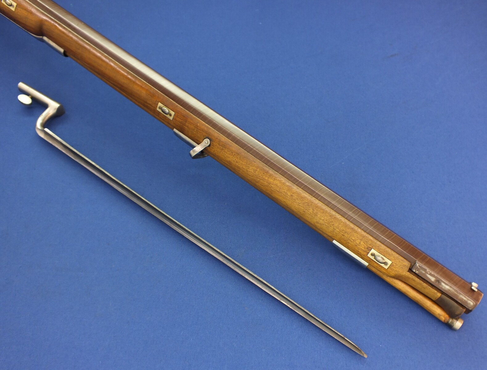 An antique Swiss percussion Stutzer sharpshooters Rifle with bayonet. Set-triggers. Caliber 16mm. 90 cm octagonal Damast barrel. Length 131cm. In very good condition. Price 1.450 euro.