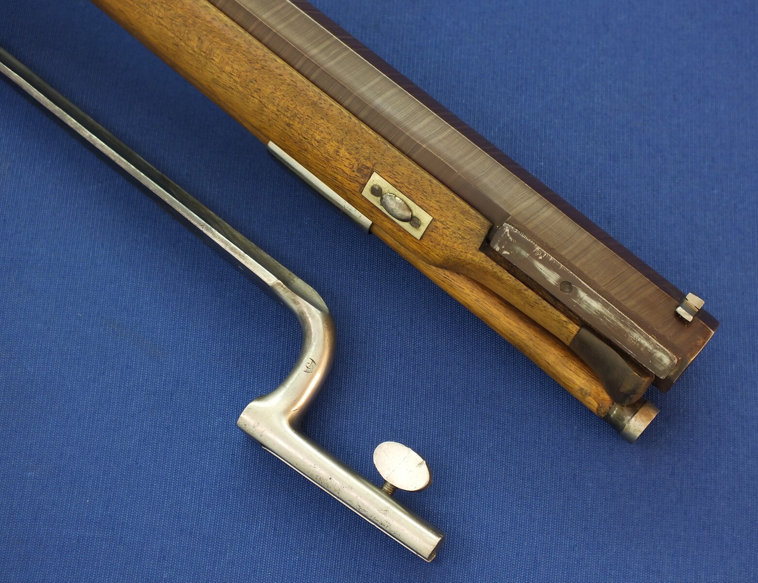 An antique Swiss percussion Stutzer sharpshooters Rifle with bayonet. Set-triggers. Caliber 16mm. 90 cm octagonal Damast barrel. Length 131cm. In very good condition. Price 1.450 euro.