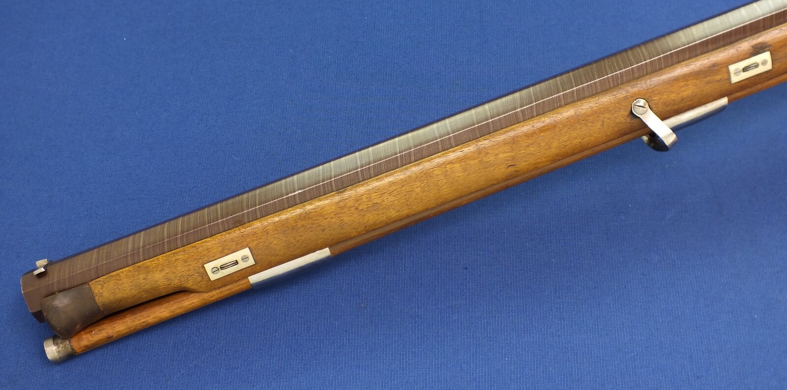 An antique Swiss percussion Stutzer sharpshooters Rifle with bayonet. Set-triggers. Caliber 16mm. 90 cm octagonal Damast barrel. Length 131cm. In very good condition. Price 1.450 euro.