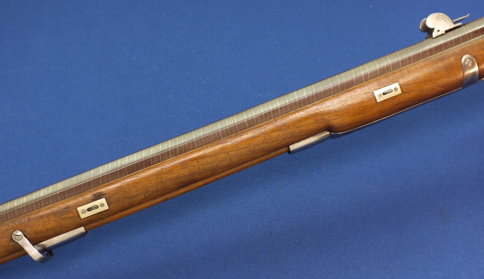 An antique Swiss percussion Stutzer sharpshooters Rifle with bayonet. Set-triggers. Caliber 16mm. 90 cm octagonal Damast barrel. Length 131cm. In very good condition. Price 1.450 euro.