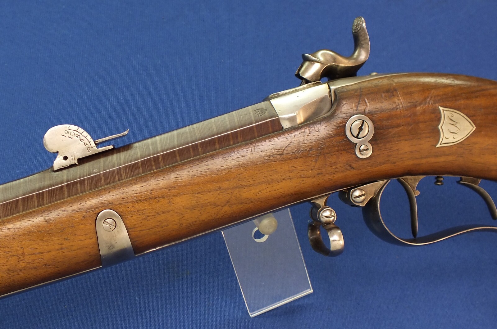 An antique Swiss percussion Stutzer sharpshooters Rifle with bayonet. Set-triggers. Caliber 16mm. 90 cm octagonal Damast barrel. Length 131cm. In very good condition. Price 1.450 euro.