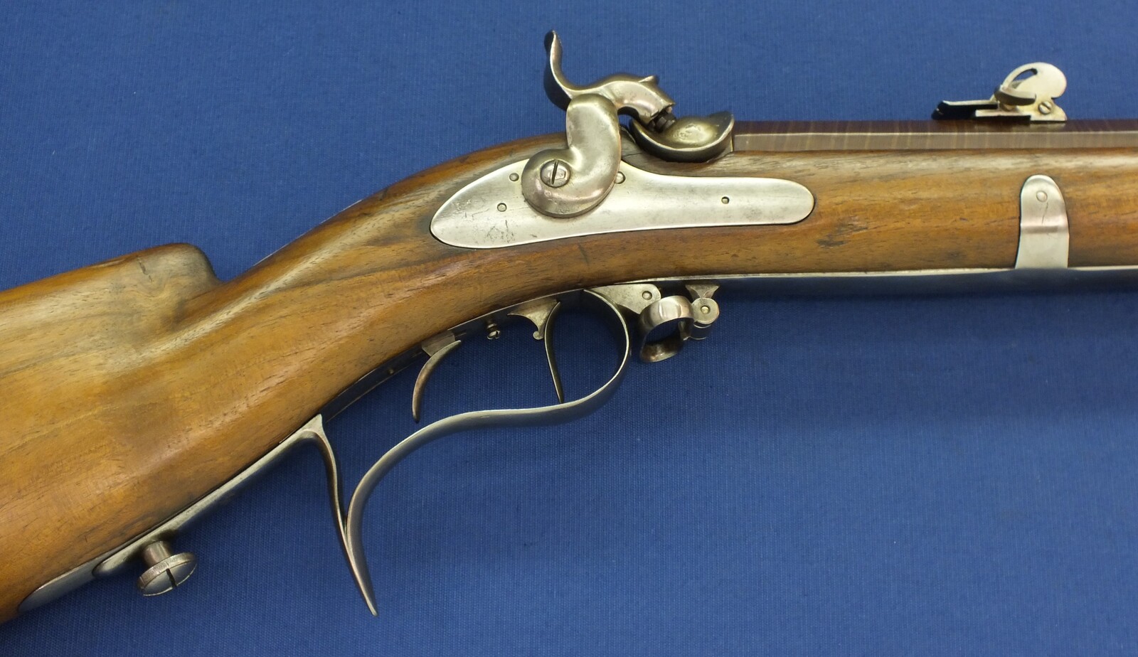 An antique Swiss percussion Stutzer sharpshooters Rifle with bayonet. Set-triggers. Caliber 16mm. 90 cm octagonal Damast barrel. Length 131cm. In very good condition. Price 1.450 euro.