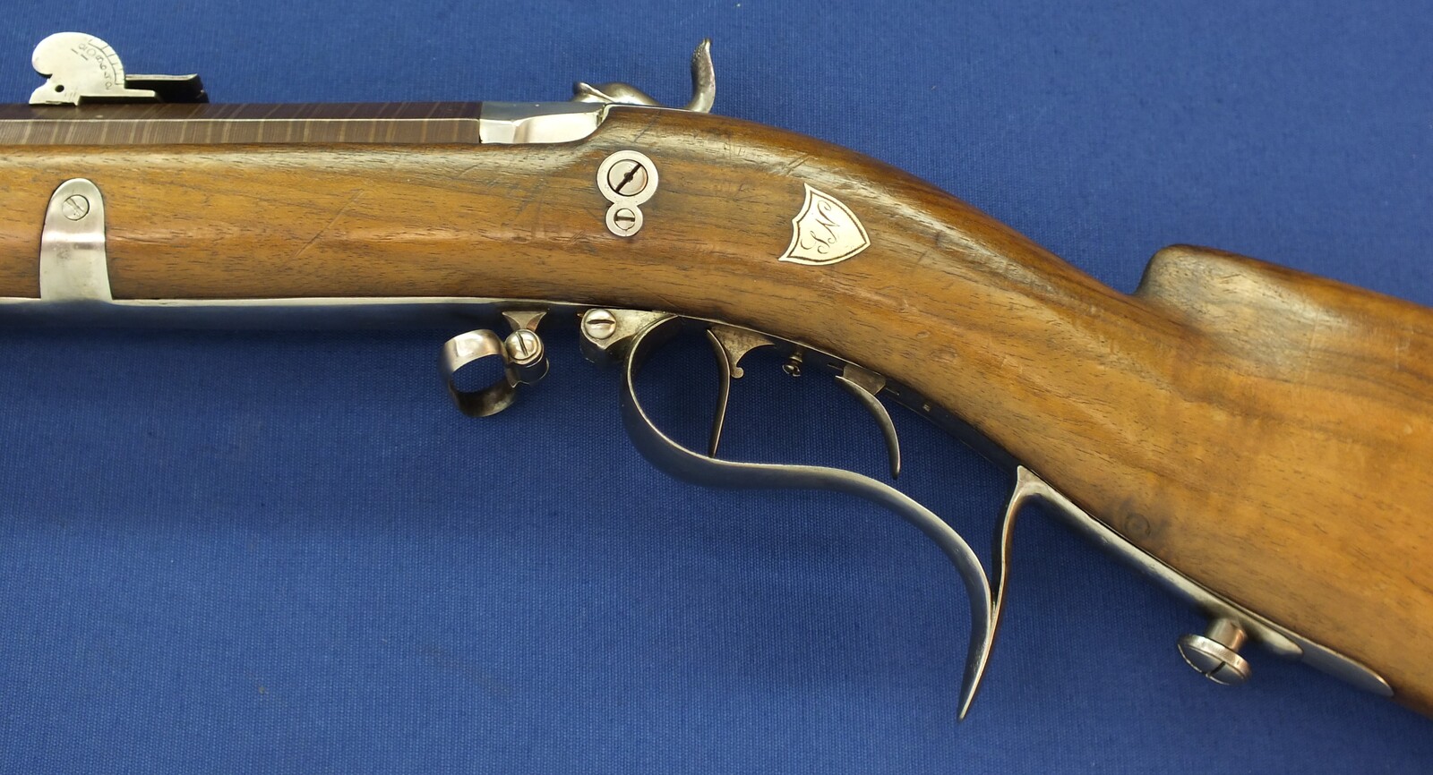 An antique Swiss percussion Stutzer sharpshooters Rifle with bayonet. Set-triggers. Caliber 16mm. 90 cm octagonal Damast barrel. Length 131cm. In very good condition. Price 1.450 euro.