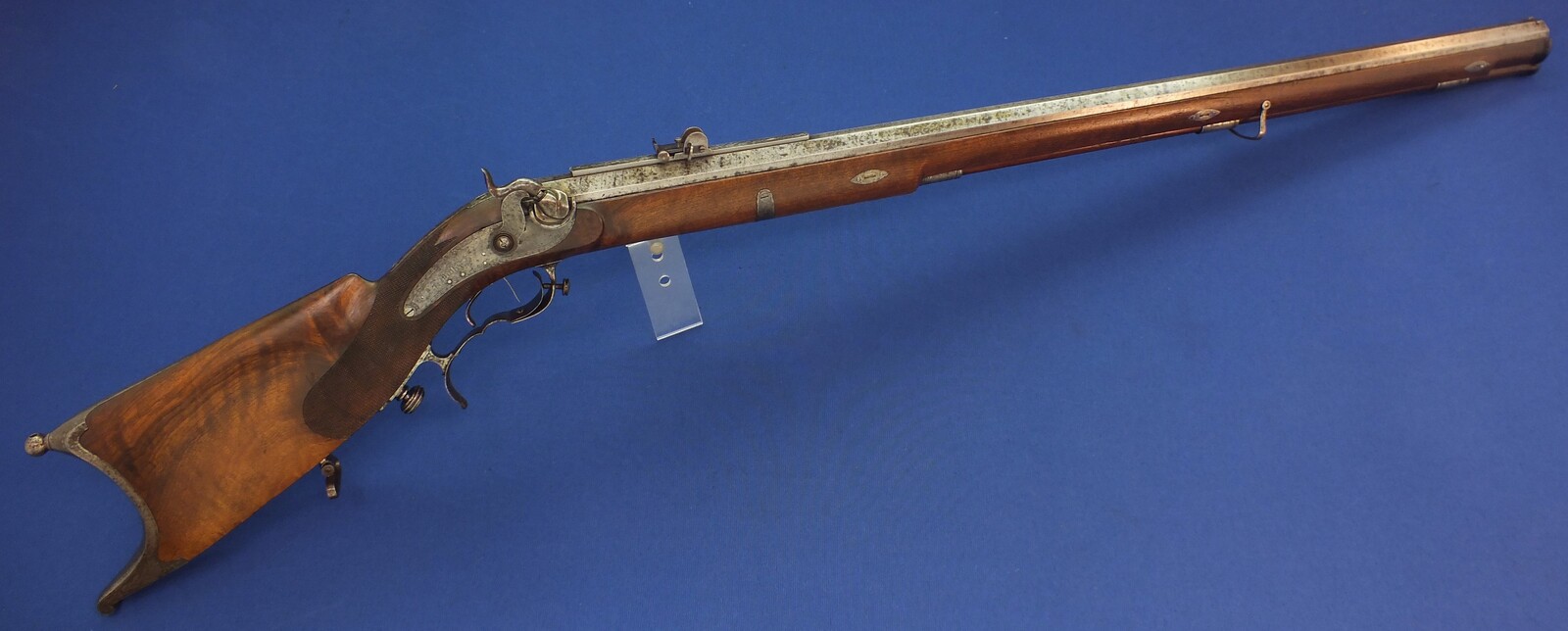 An antique Swiss percussion Stutzer/sharpshooters Rifle by Johann Müller in Bern (1800-66). 96cm octagonal Damast barrel. Fine etched steel mounts. Caliber 17mm. Length 135cm. In very good condition. Price 1.750 euro.