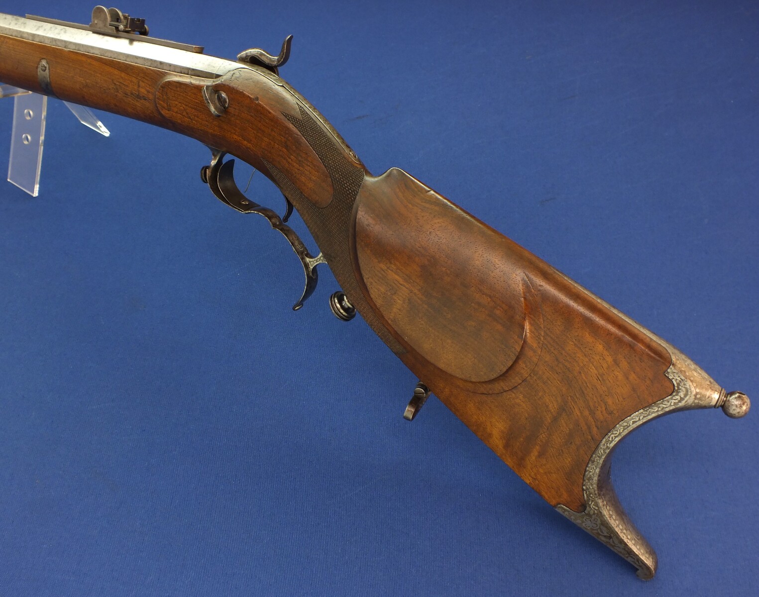 An antique Swiss percussion Stutzer/sharpshooters Rifle by Johann Müller in Bern (1800-66). 96cm octagonal Damast barrel. Fine etched steel mounts. Caliber 17mm. Length 135cm. In very good condition. Price 1.750 euro.