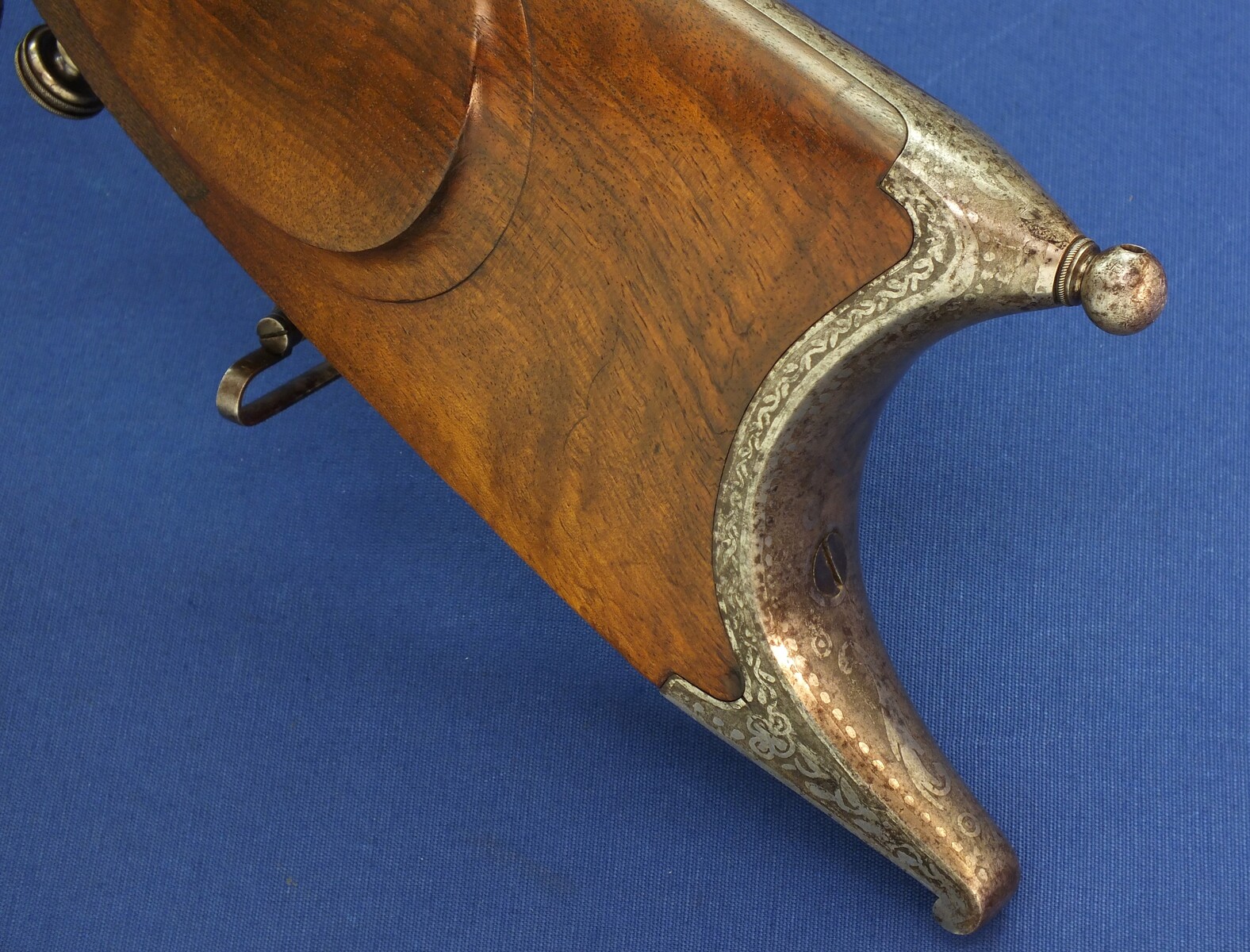 An antique Swiss percussion Stutzer/sharpshooters Rifle by Johann Müller in Bern (1800-66). 96cm octagonal Damast barrel. Fine etched steel mounts. Caliber 17mm. Length 135cm. In very good condition. Price 1.750 euro.