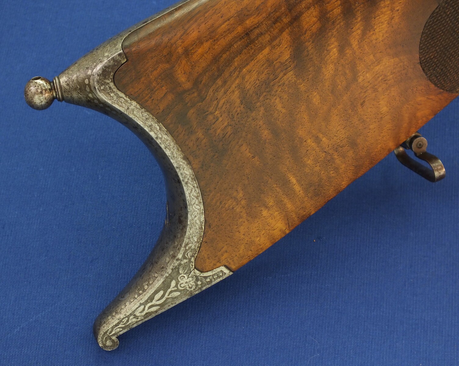 An antique Swiss percussion Stutzer/sharpshooters Rifle by Johann Müller in Bern (1800-66). 96cm octagonal Damast barrel. Fine etched steel mounts. Caliber 17mm. Length 135cm. In very good condition. Price 1.750 euro.