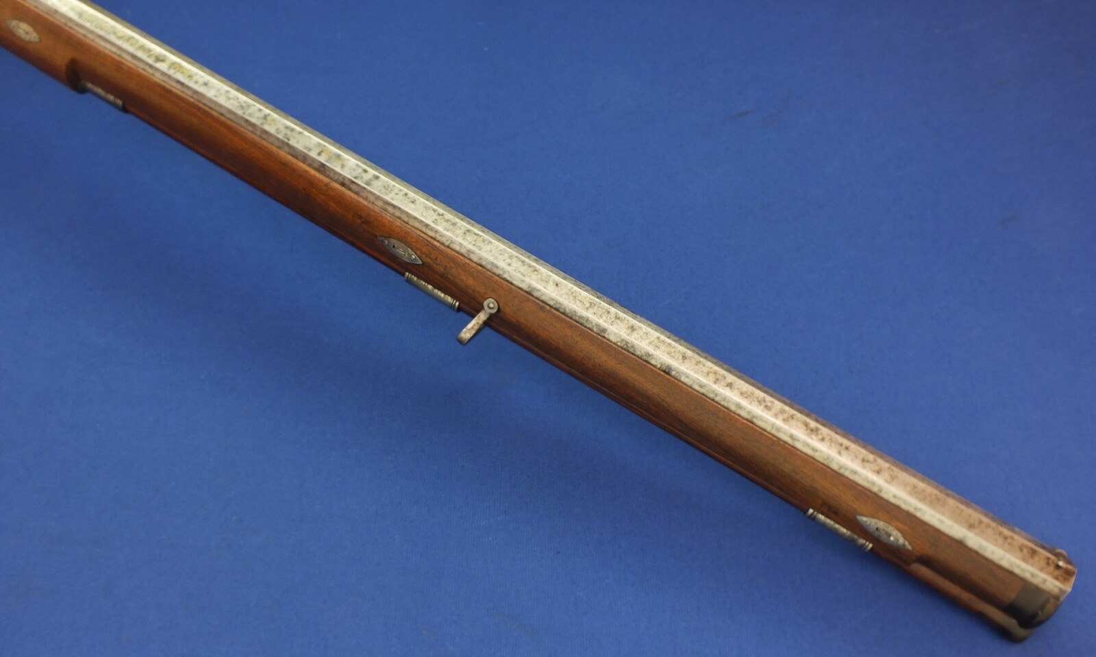 An antique Swiss percussion Stutzer/sharpshooters Rifle by Johann Müller in Bern (1800-66). 96cm octagonal Damast barrel. Fine etched steel mounts. Caliber 17mm. Length 135cm. In very good condition. Price 1.750 euro.