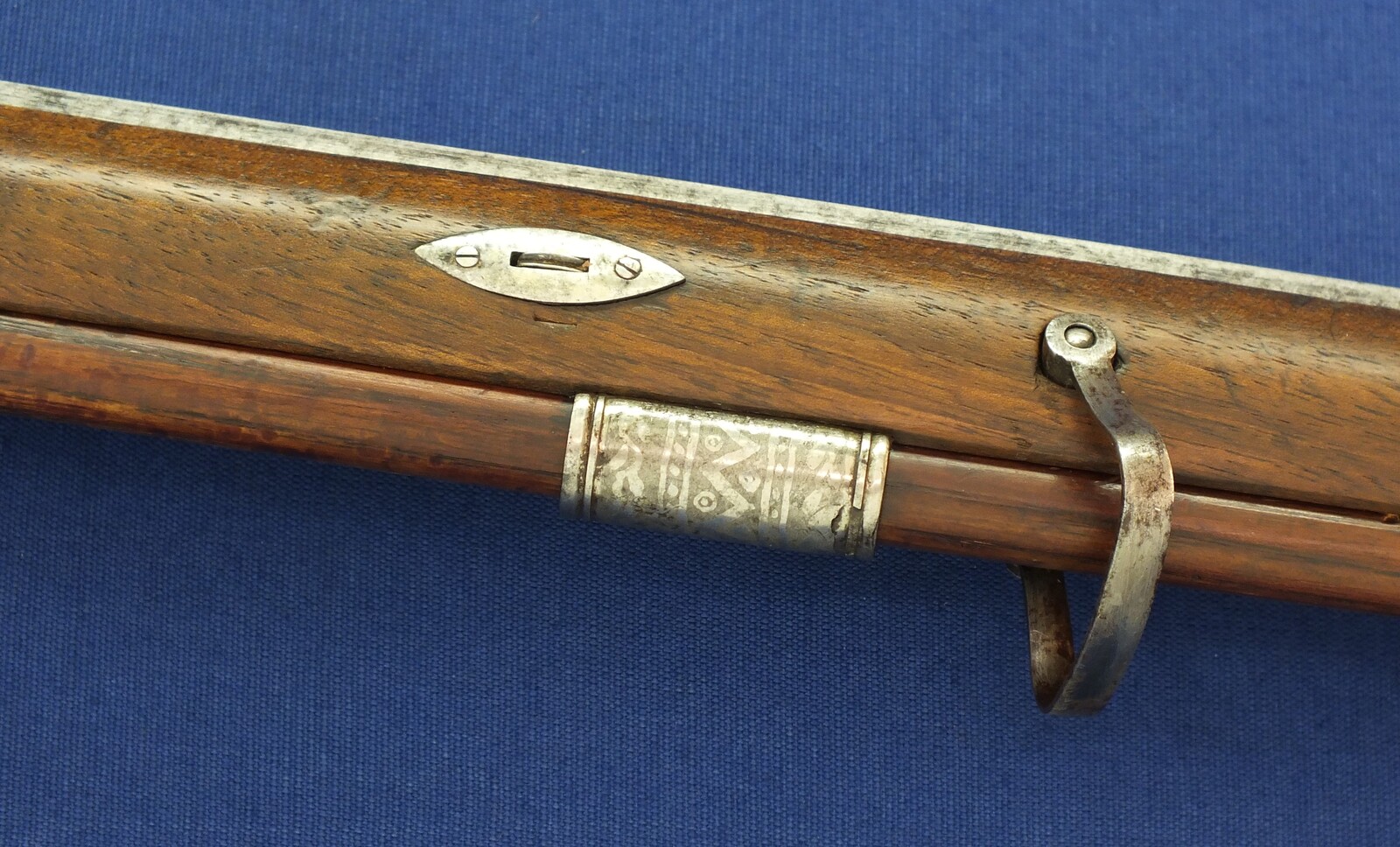 An antique Swiss percussion Stutzer/sharpshooters Rifle by Johann Müller in Bern (1800-66). 96cm octagonal Damast barrel. Fine etched steel mounts. Caliber 17mm. Length 135cm. In very good condition. Price 1.750 euro.