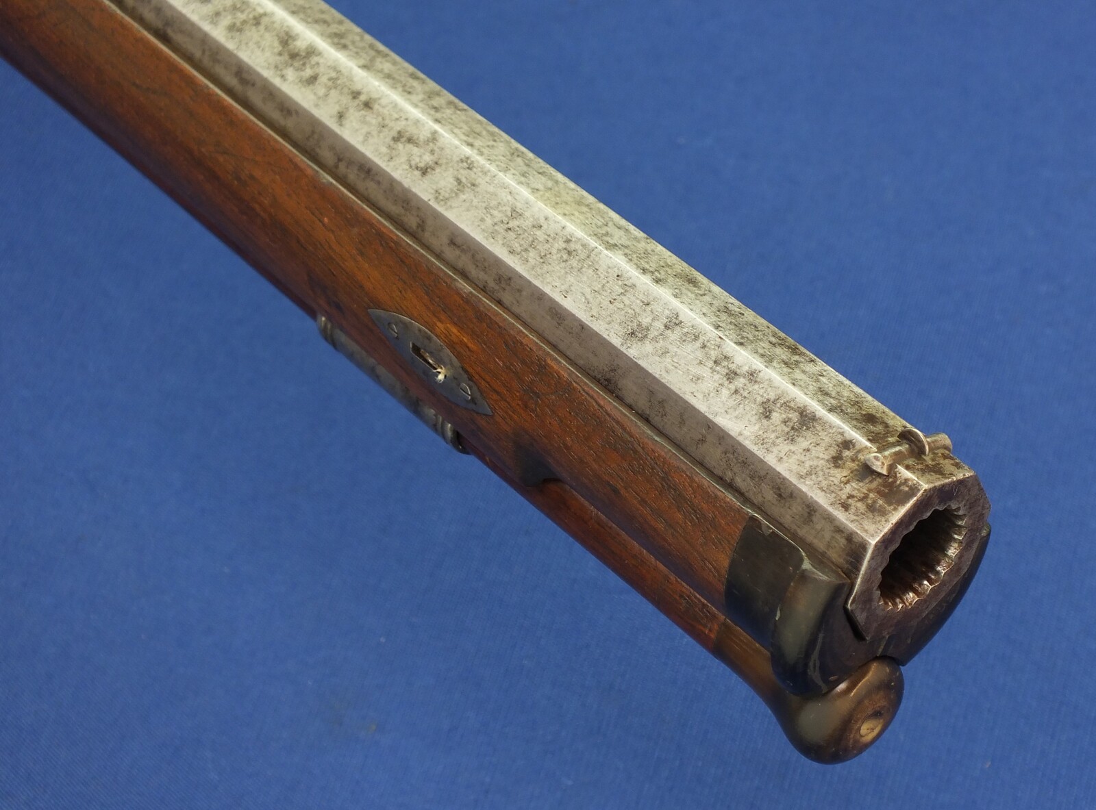 An antique Swiss percussion Stutzer/sharpshooters Rifle by Johann Müller in Bern (1800-66). 96cm octagonal Damast barrel. Fine etched steel mounts. Caliber 17mm. Length 135cm. In very good condition. Price 1.750 euro.