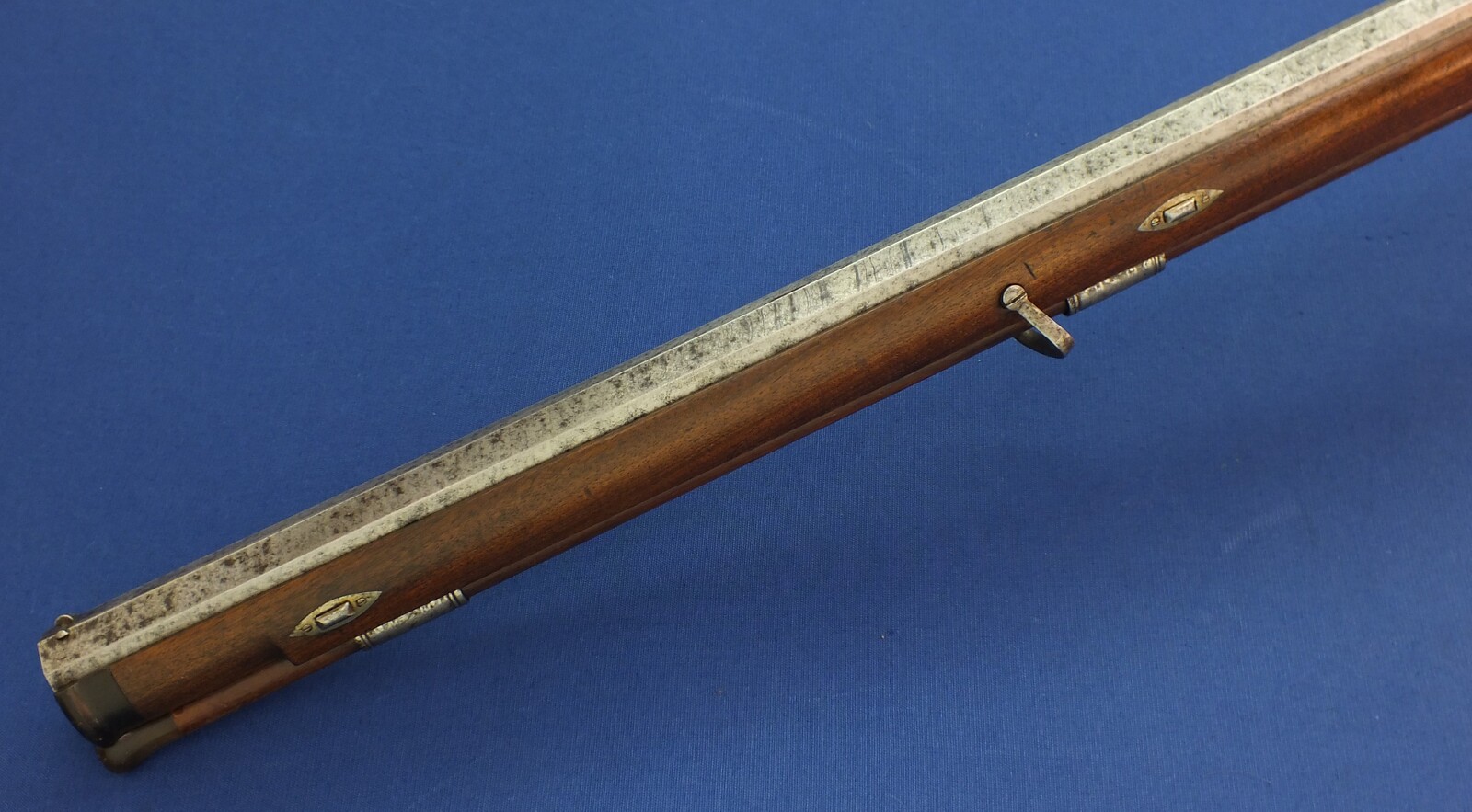 An antique Swiss percussion Stutzer/sharpshooters Rifle by Johann Müller in Bern (1800-66). 96cm octagonal Damast barrel. Fine etched steel mounts. Caliber 17mm. Length 135cm. In very good condition. Price 1.750 euro.